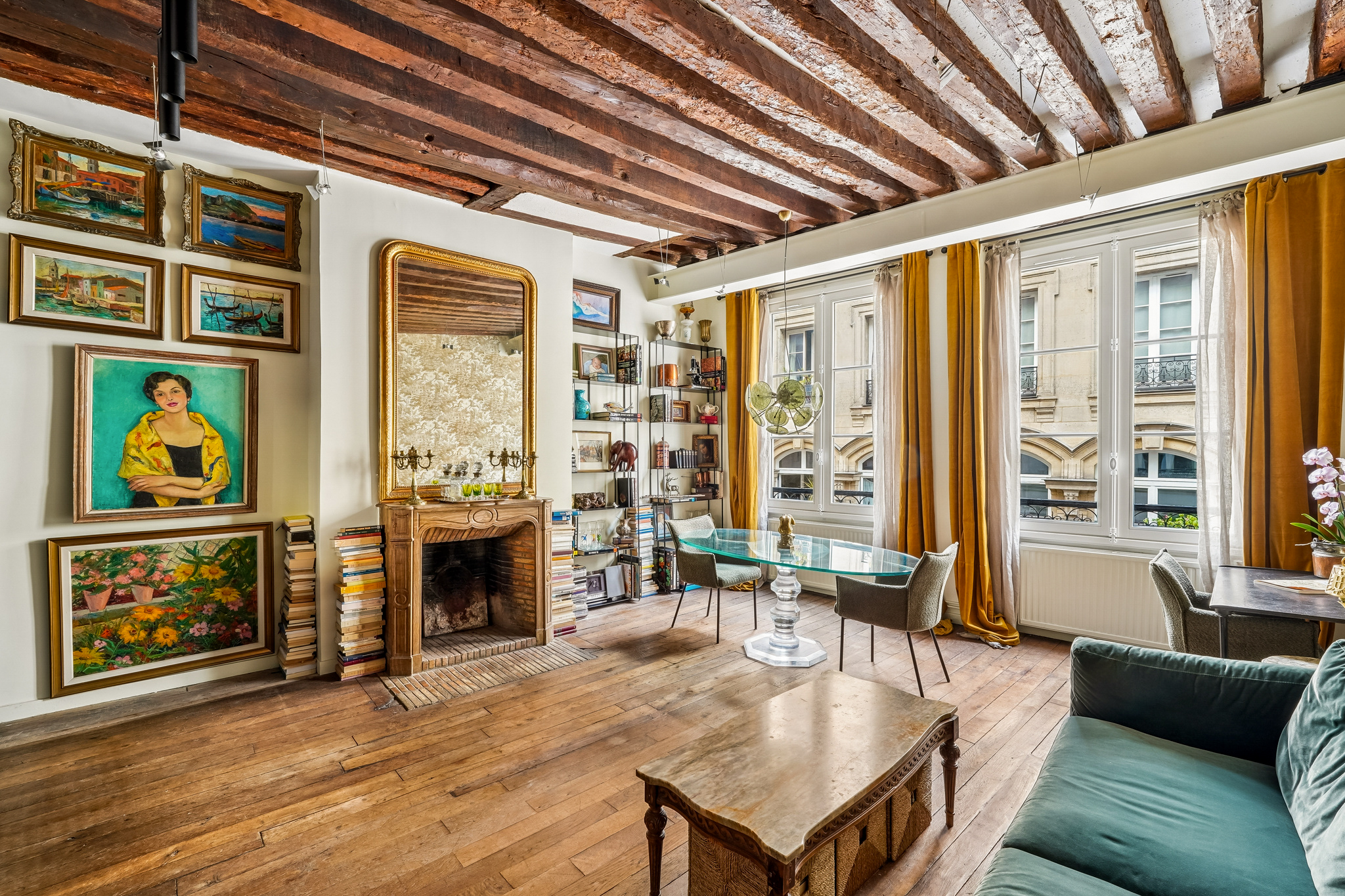Marais – Collector’s apartment – 17th-century building with elevator