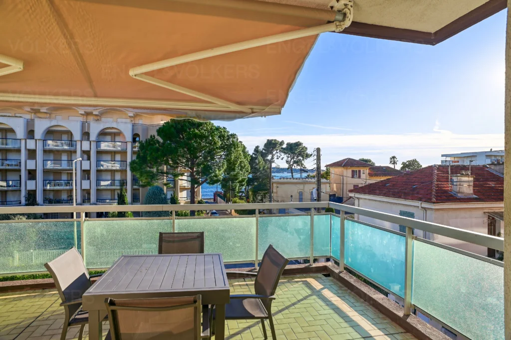 Palm Beach 100m. from the sea, top floor with large south facing terrace