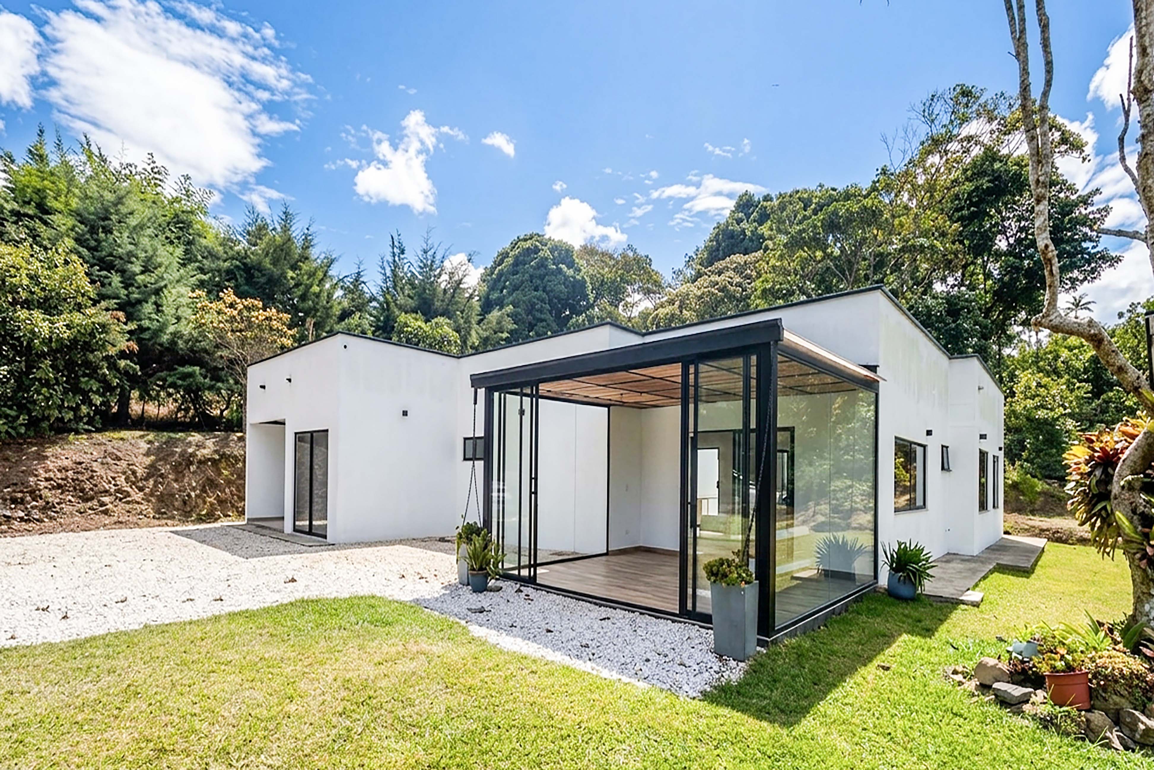 Moderna casa campestre en lote independiente para venta | El Capiro, Rionegro