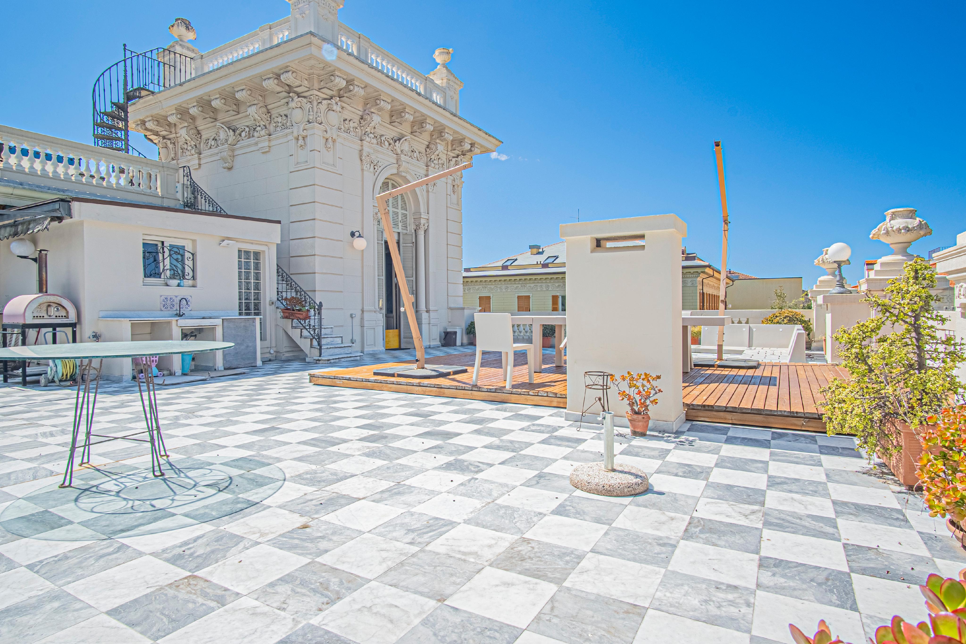 Prestigewohnung in einer historischen Villa mit großer Terrasse und Stellplatz
