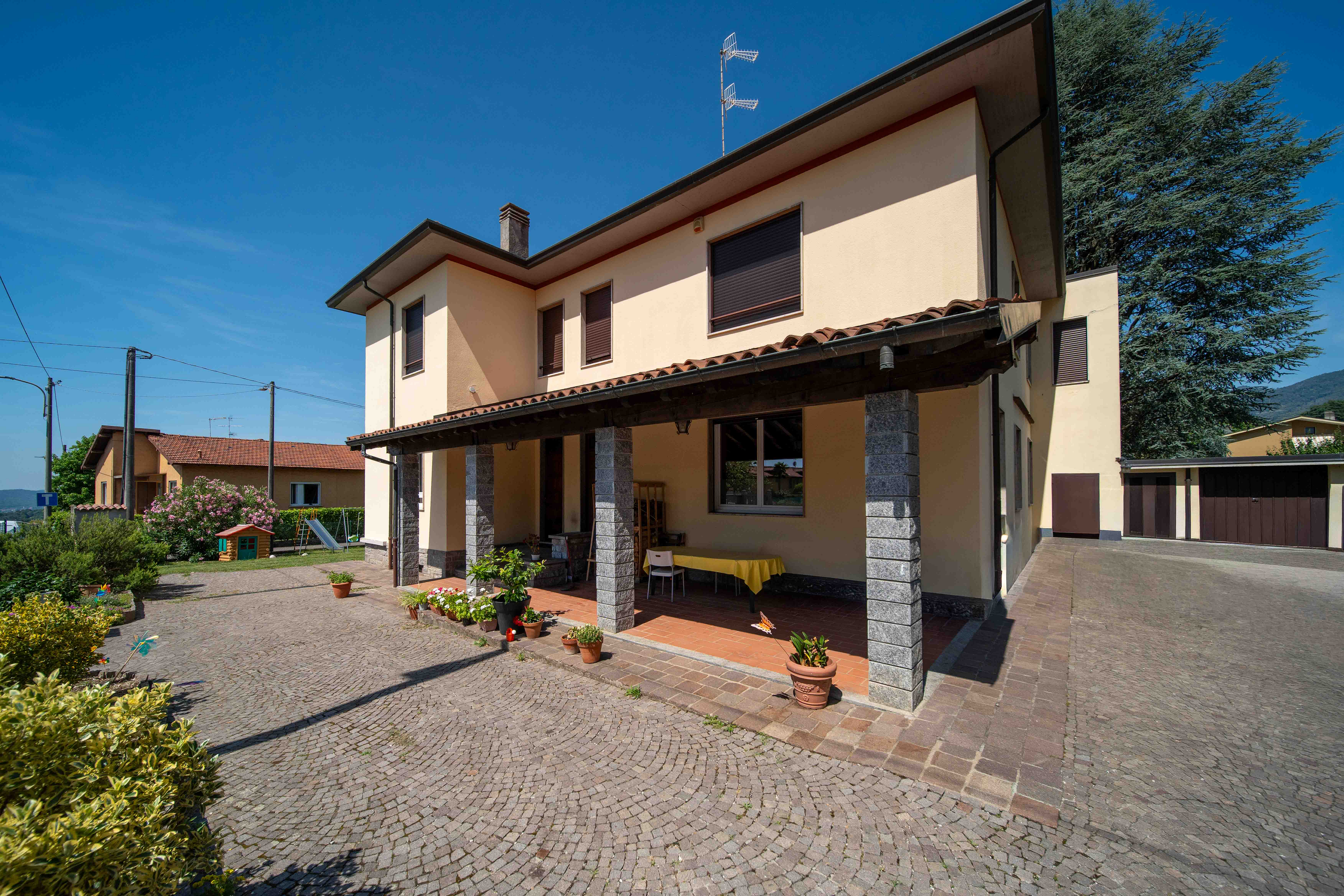 Varese Masnago – Vierzimmerwohnung im Erdgeschoss in einem Zweifamilienhaus