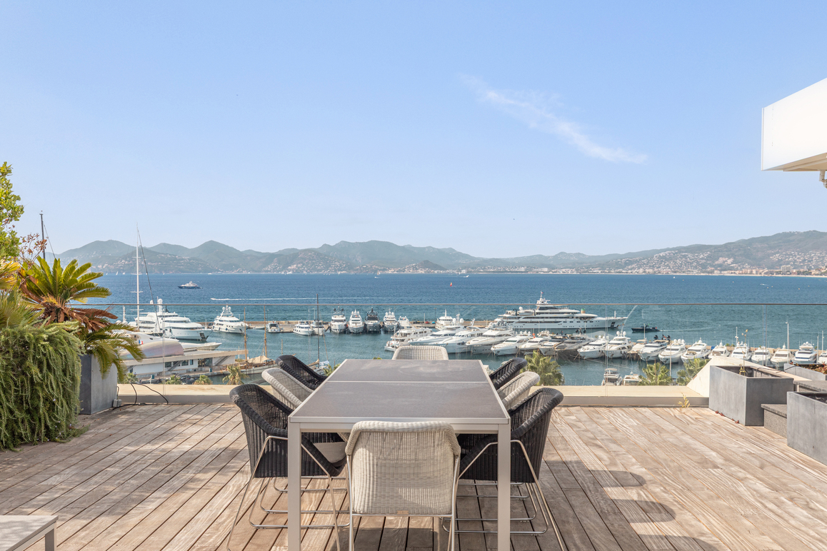 Cannes Croisette, sea-facing: Exceptional 580 m² penthouse with pool, sauna, panoramic views and 24/7 security