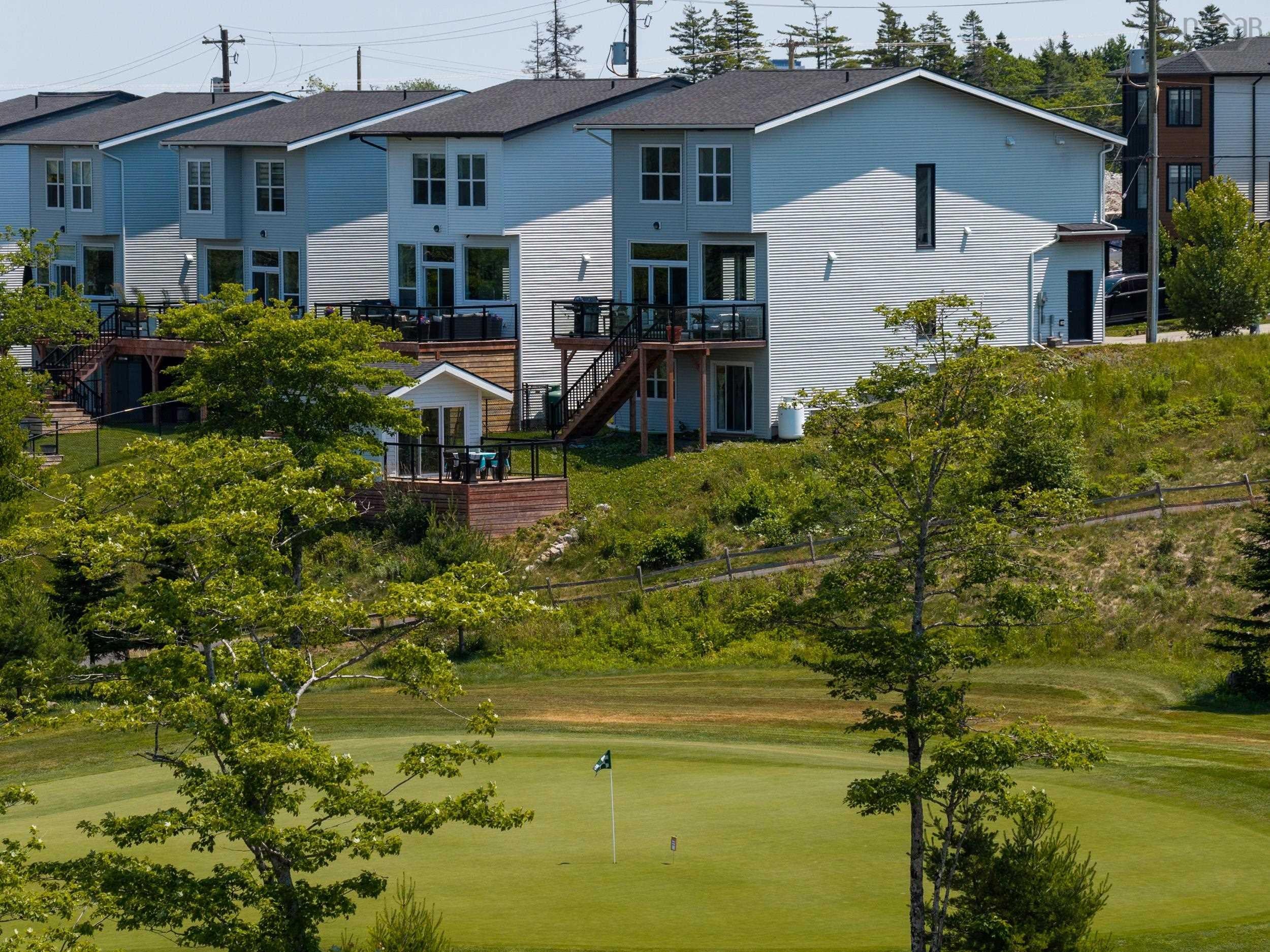 Front-row views of the 10th green in the Links at Brunello!