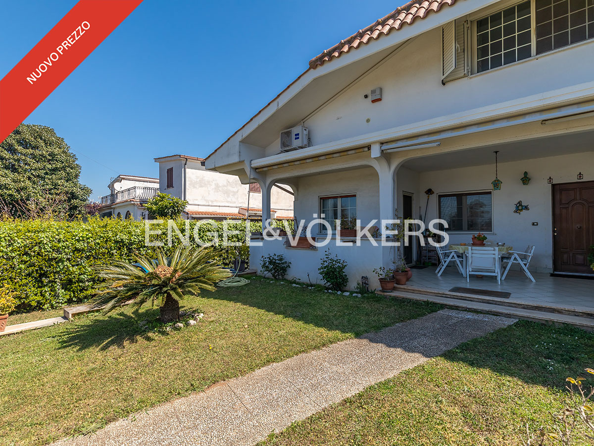 New Florida exclusive portion of a prestigious semi-detached villa