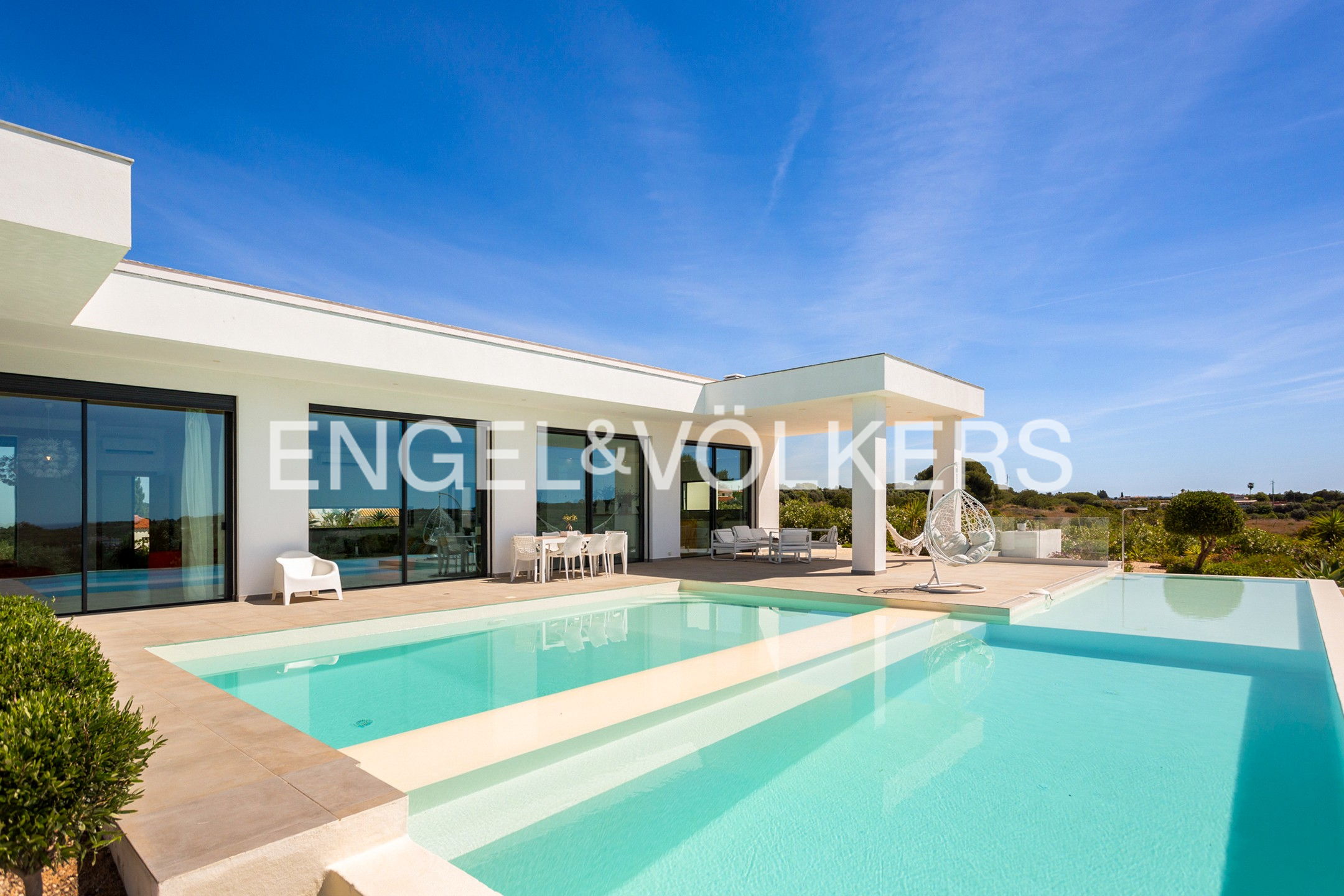 Fantastic Modern 4-bedroom Villa with Pool