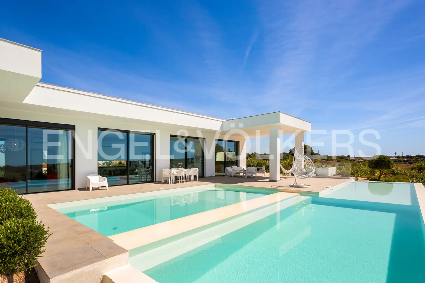 Fantastic Modern 4-bedroom Villa with Pool