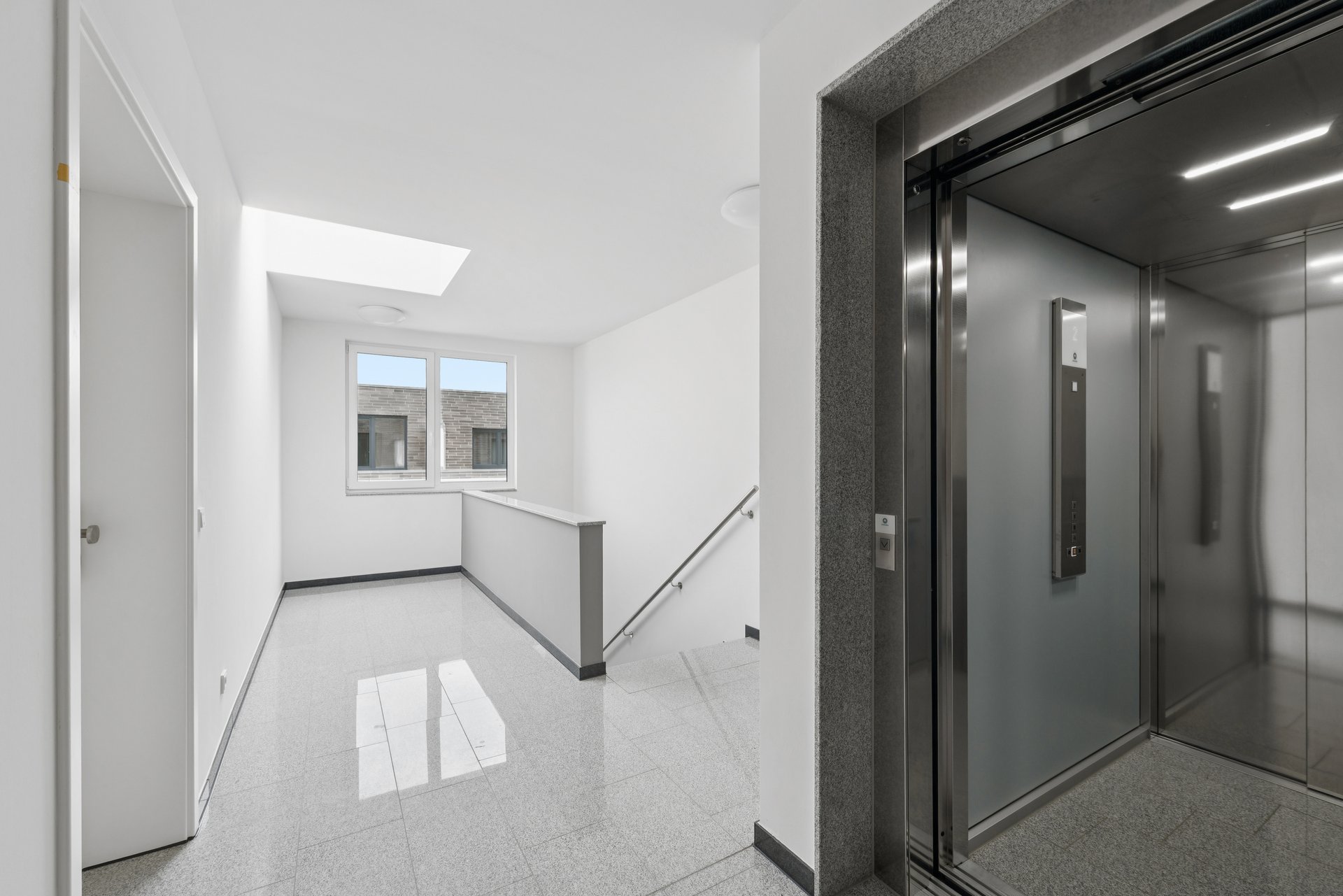 Living with a view: Stylish 2-room penthouse gem with wraparound roof terrace
