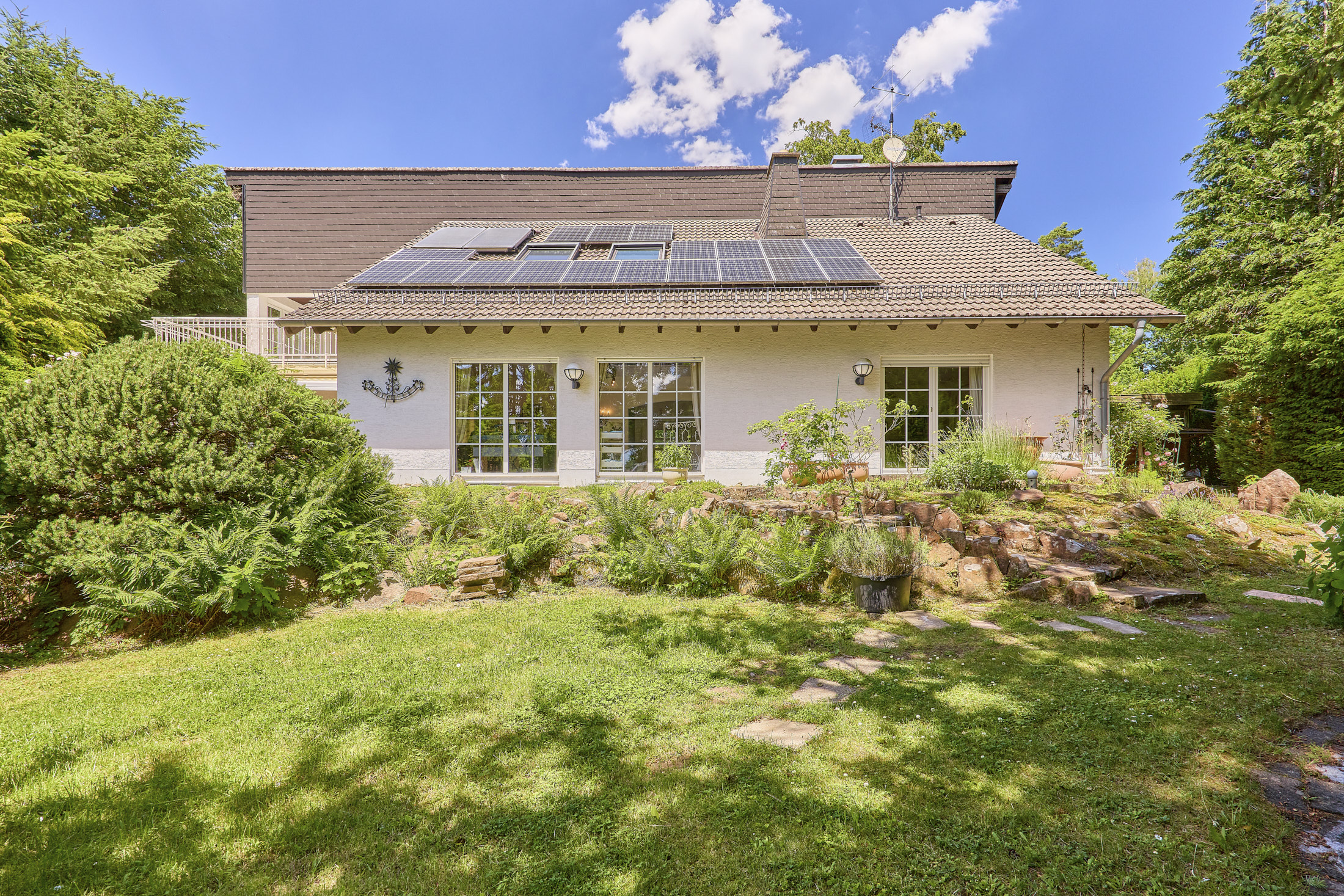 Representative country villa with complete privacy and a modern energy concept