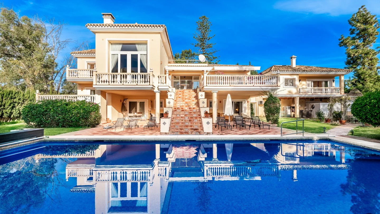Elegante villa clásica en Guadalmina Baja, ubicada a solo 200 metros de la playa.