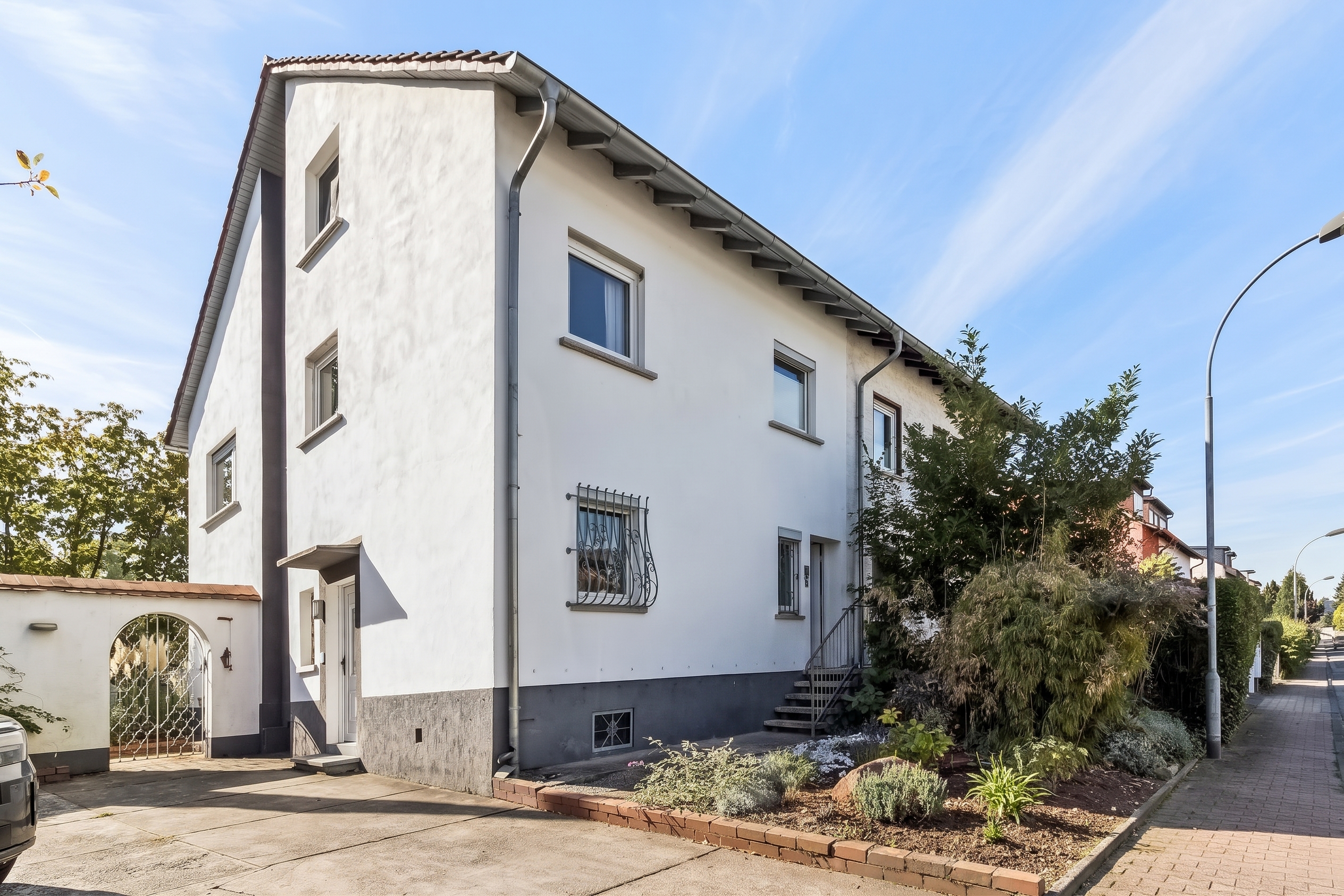 Teilvermietetes Dreifamilienhaus mit großem Garten in Frankfurt-Goldstein [AI-modified]