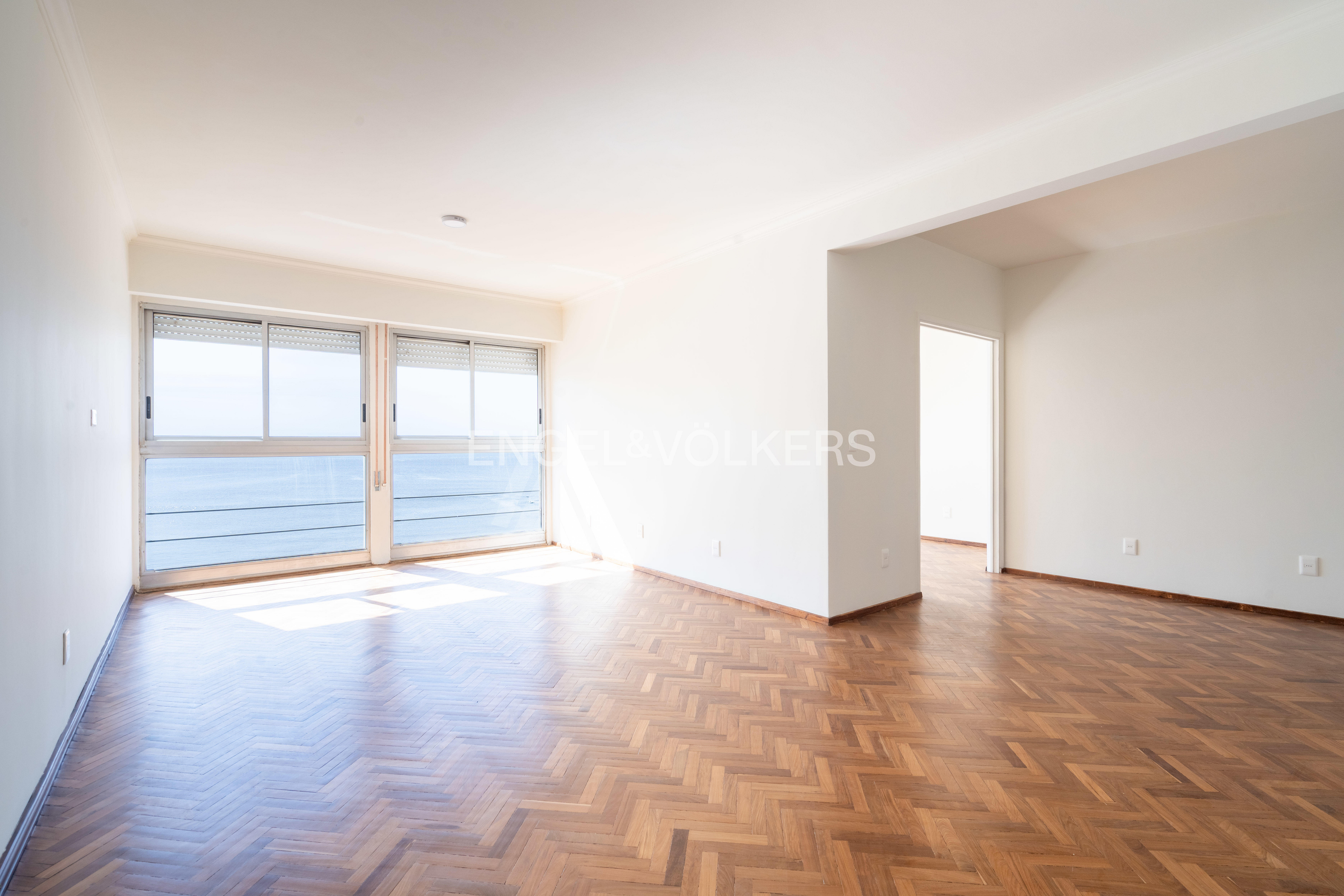 Spacious renovated apartment on the Pocitos Rambla waterfront