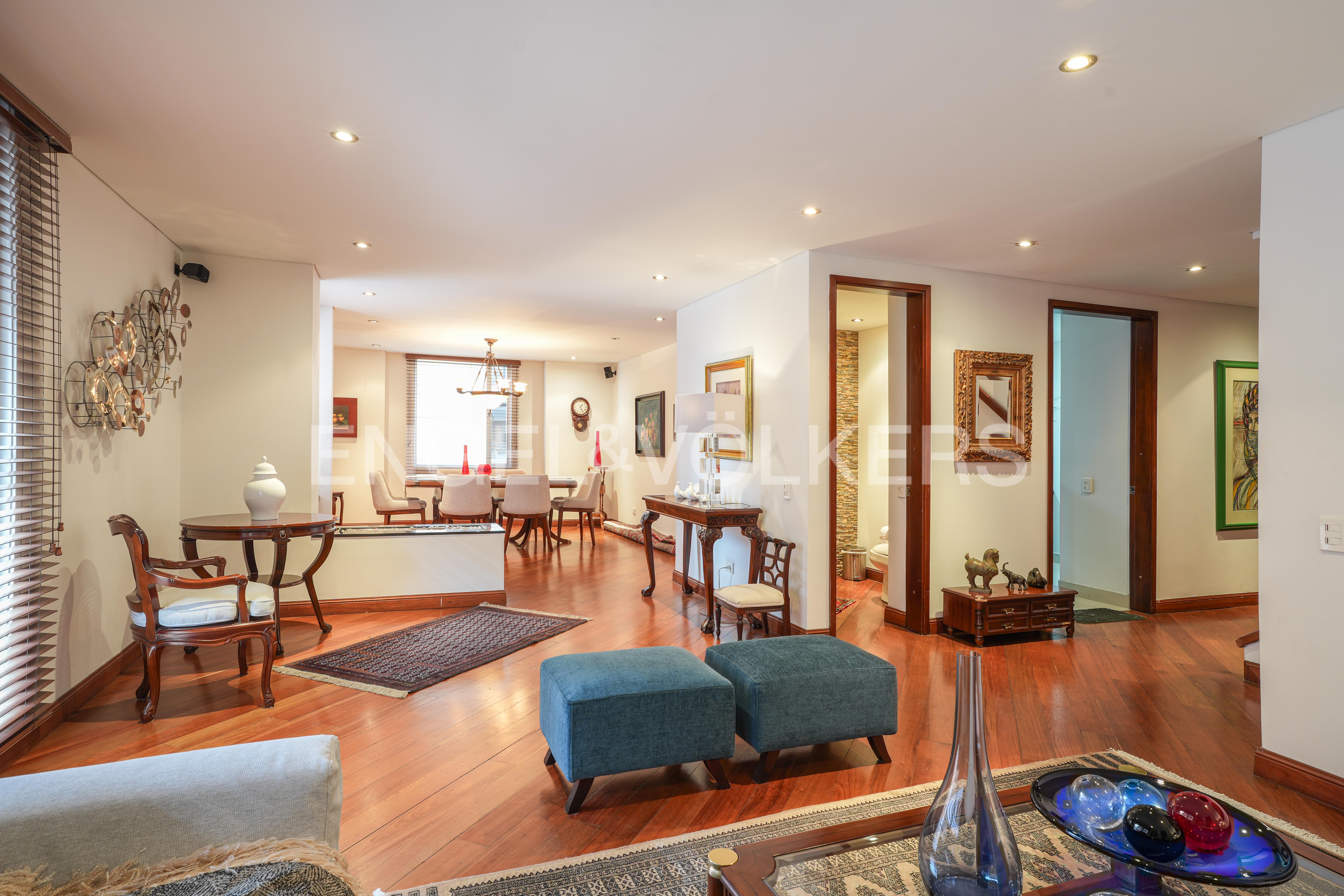 Apartamento dúplex con balcones para venta en Chicó Virrey