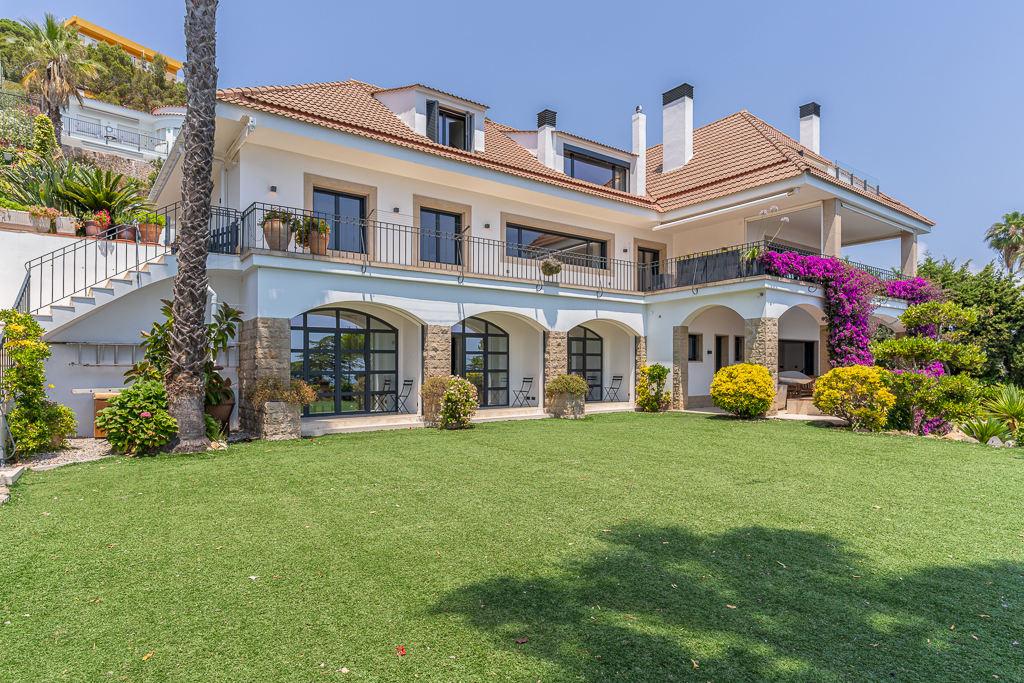 Außergewöhnliche Villa mit Tennisplatz und Panoramablick auf das Meer