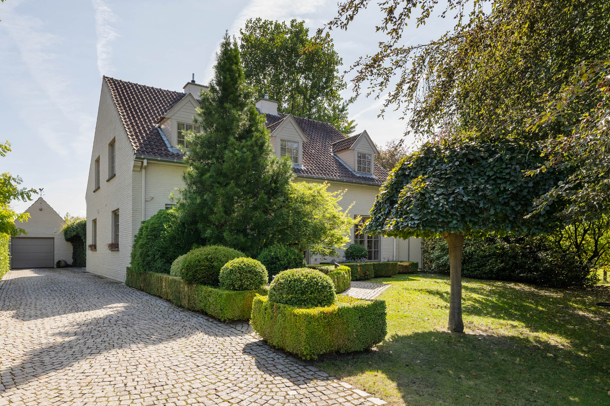 Timeless living in a green setting