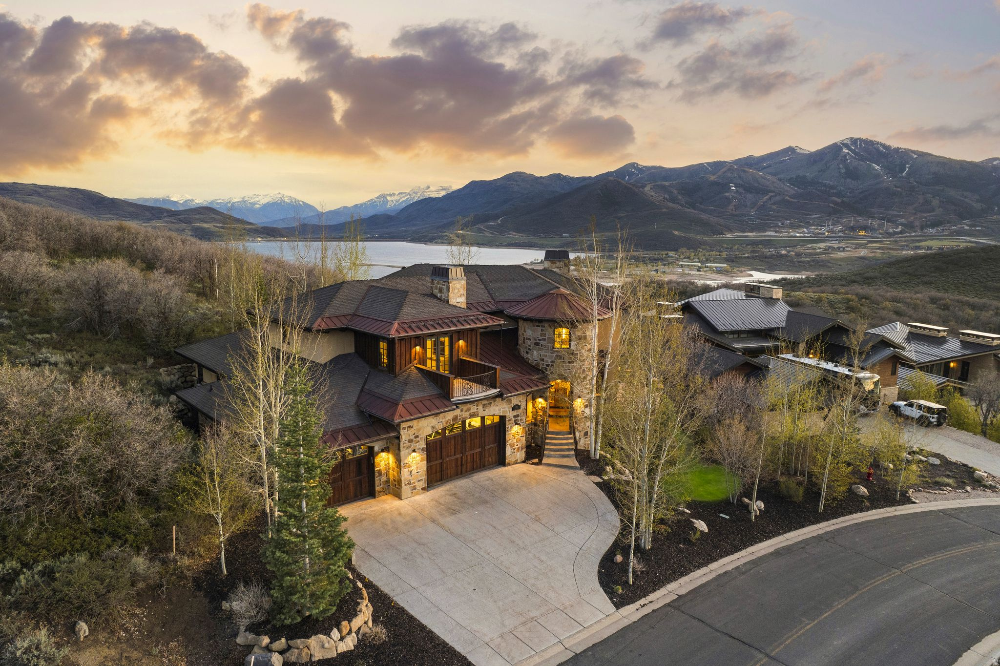 Hideout Canyon’s Premier Villa with Panoramic Views
