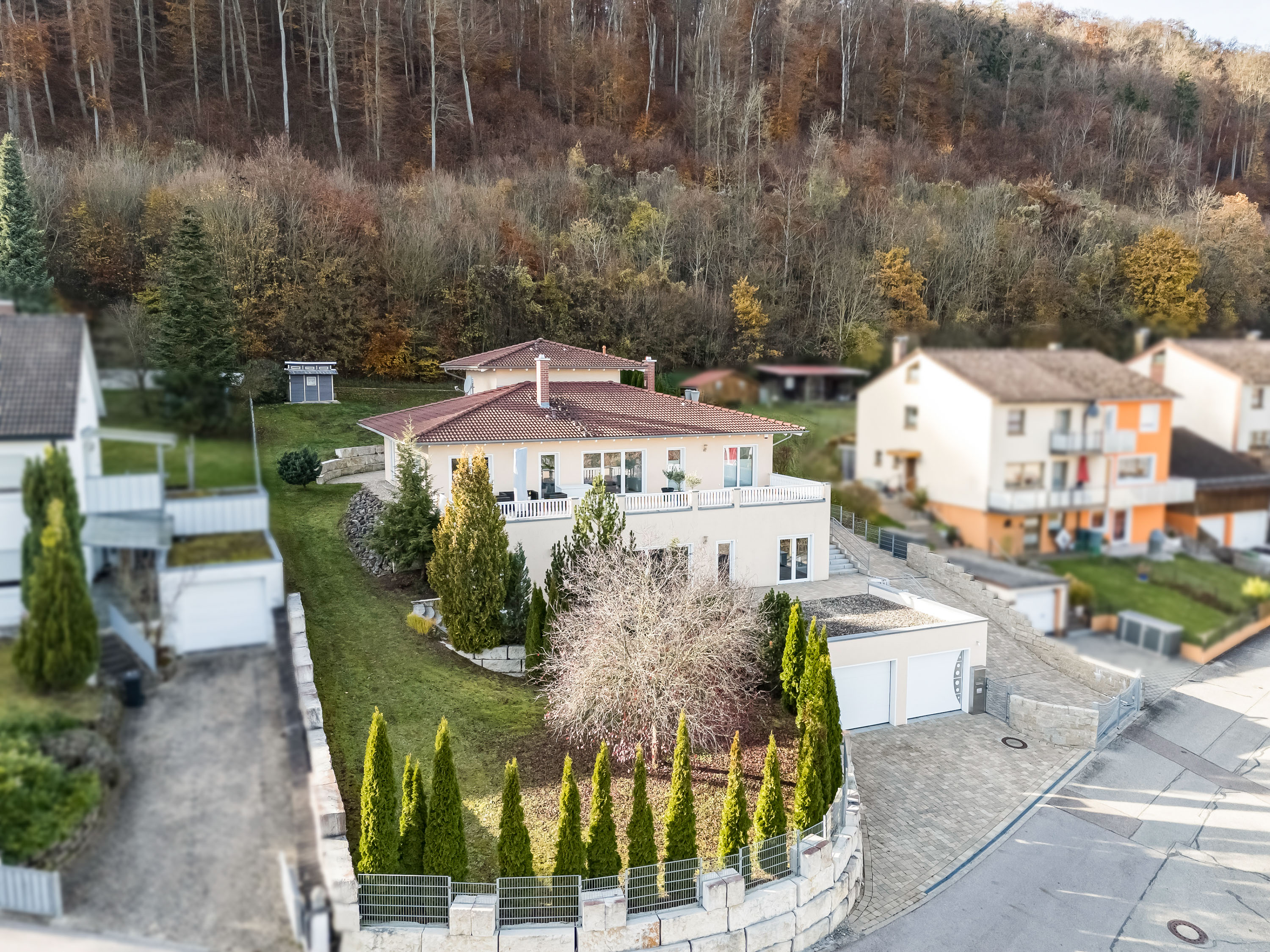 DIREKT BEZUGSFERTIG: Stilvolle Villa mit Indoorpool, großzügigem Garten und besonderen Wohnkomfort