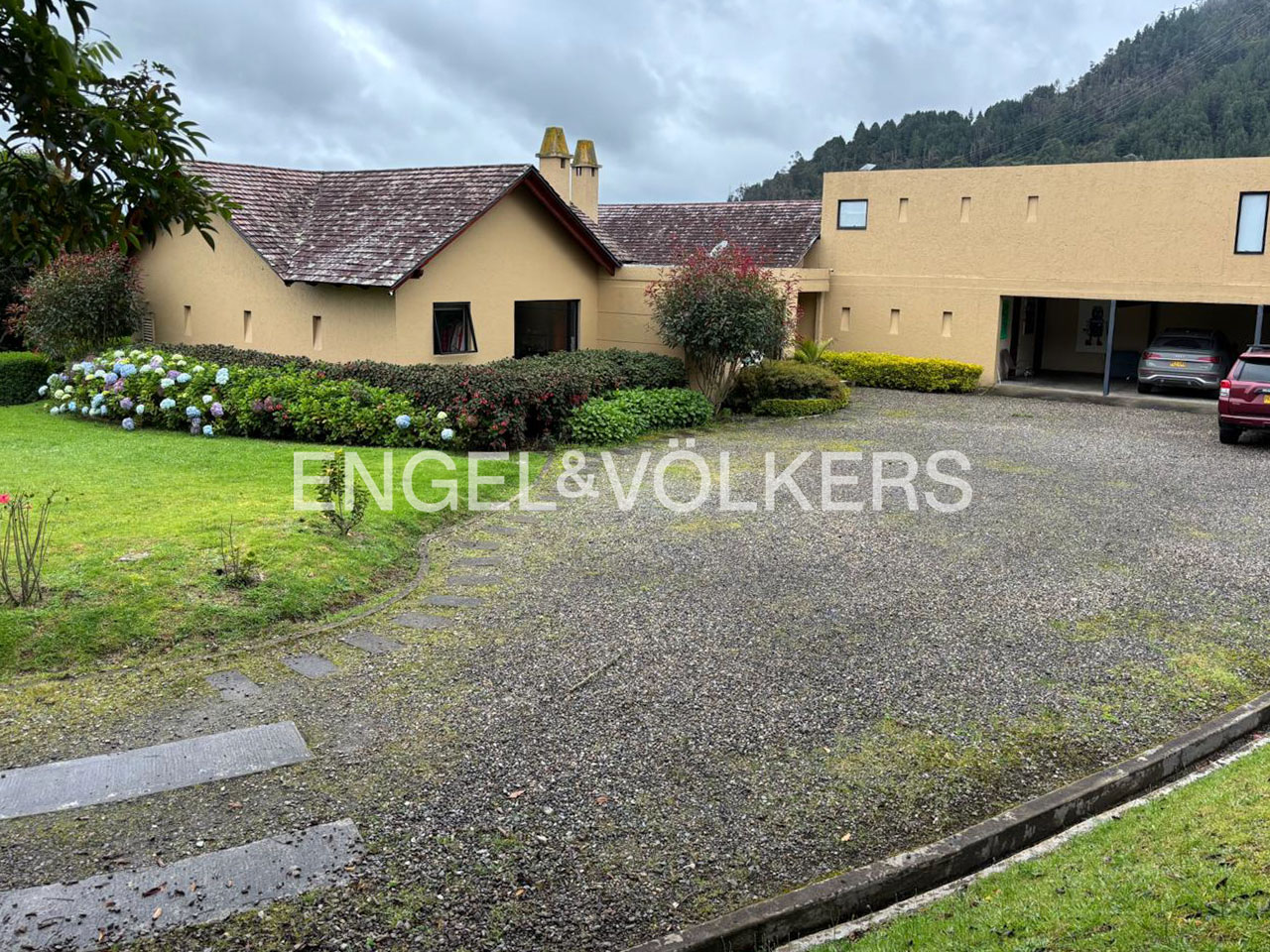 Casa campestre con un gran terreno frente al Club de La Pradera