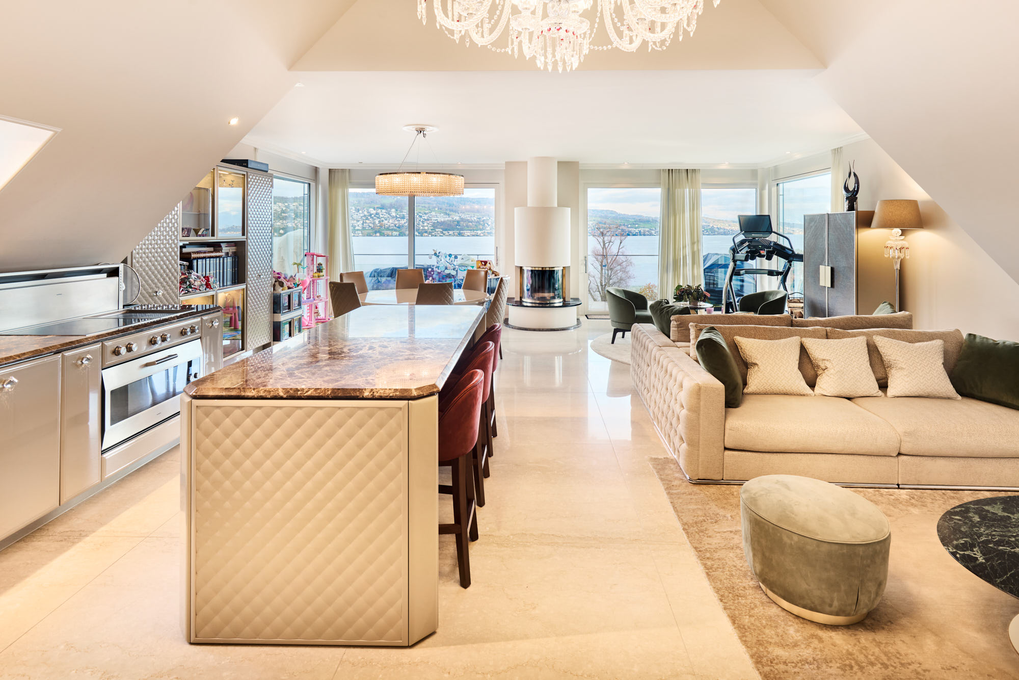 Elegant Penthouse Apartment with Panoramic Views at Lake Zurich