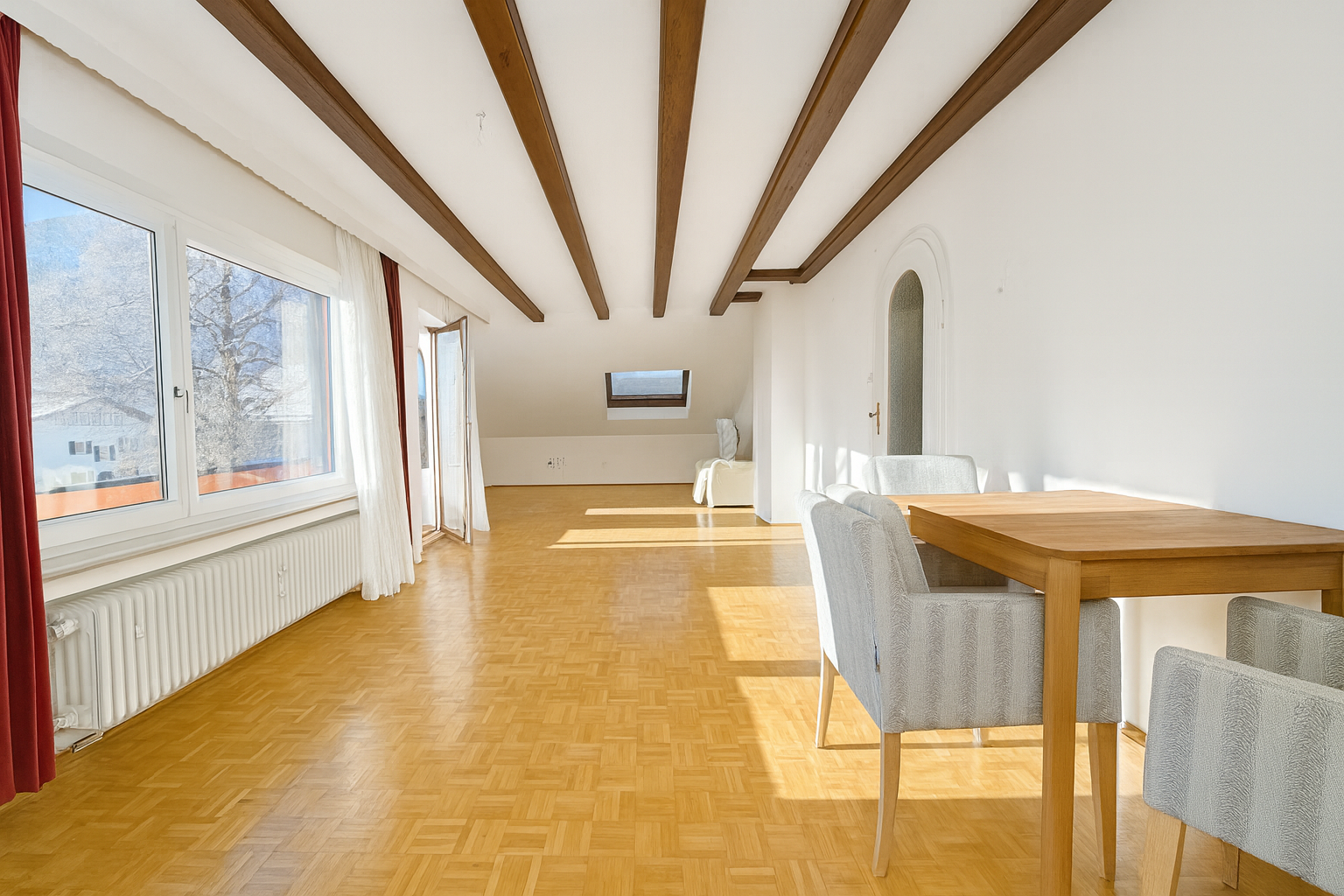 2 Zimmer-Dachgeschosswohnung in ruhiger Lage mit tollem unverbaubaren Bergblick!