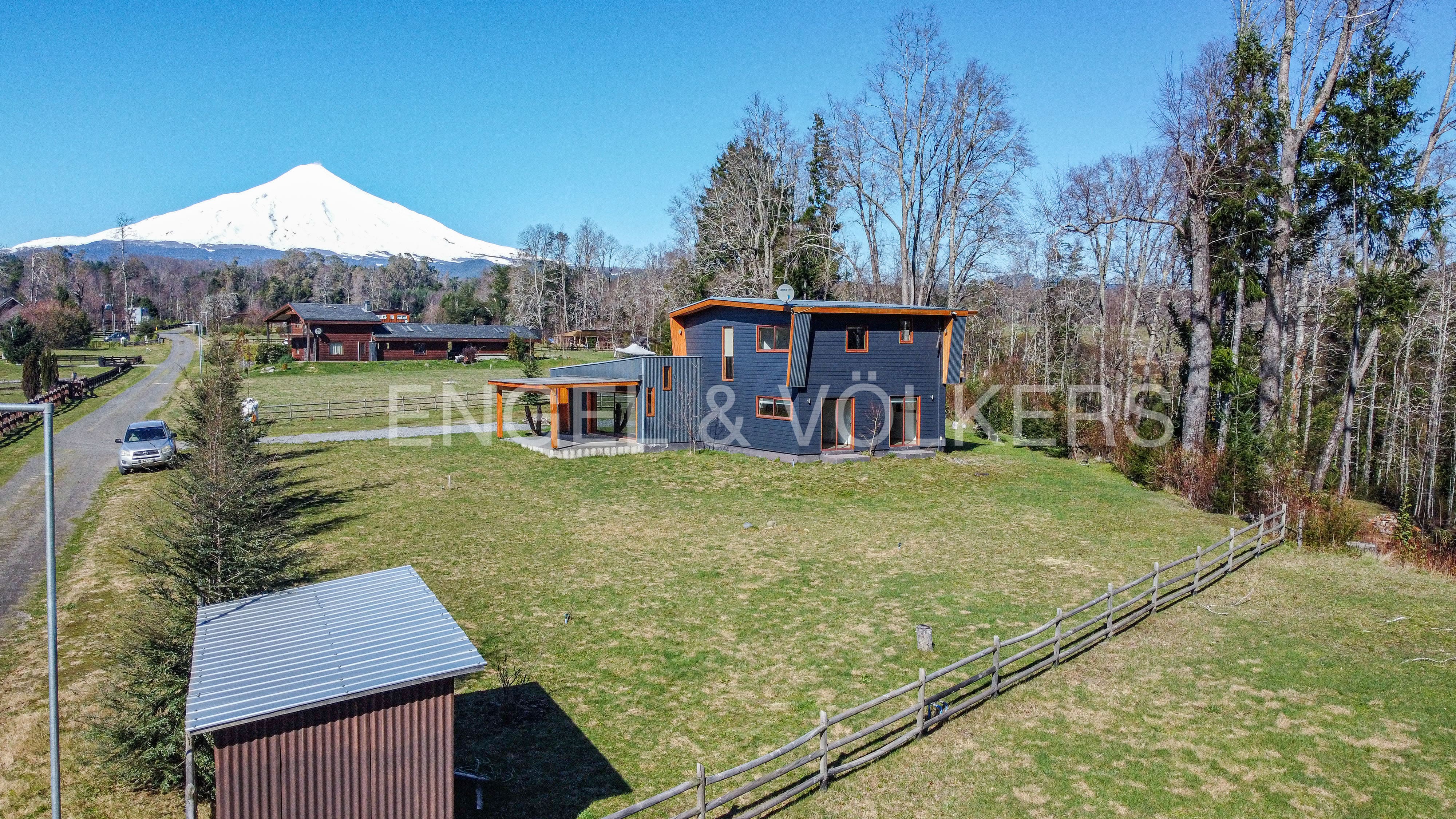 Parcela con Vista al Volcán, Orilla de Río y Dos Casas | Pucón – Villarrica