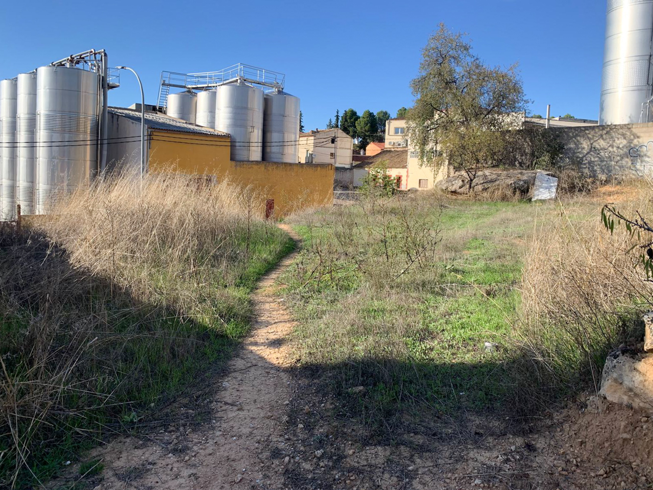 495 m² urban plot for sale in Venta del Moro: a space full of possibilities