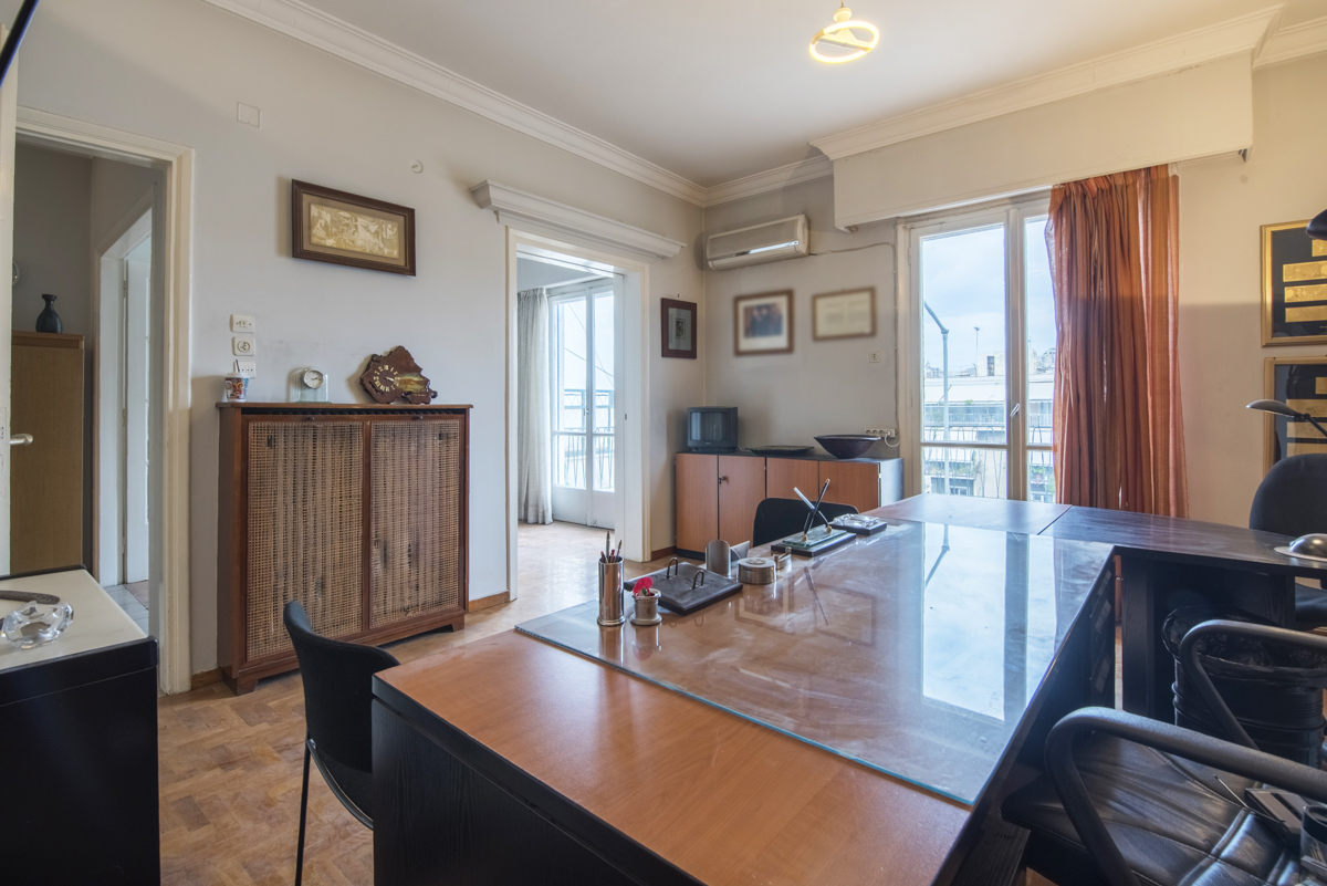 Commercial property for private use or investment in a prime location