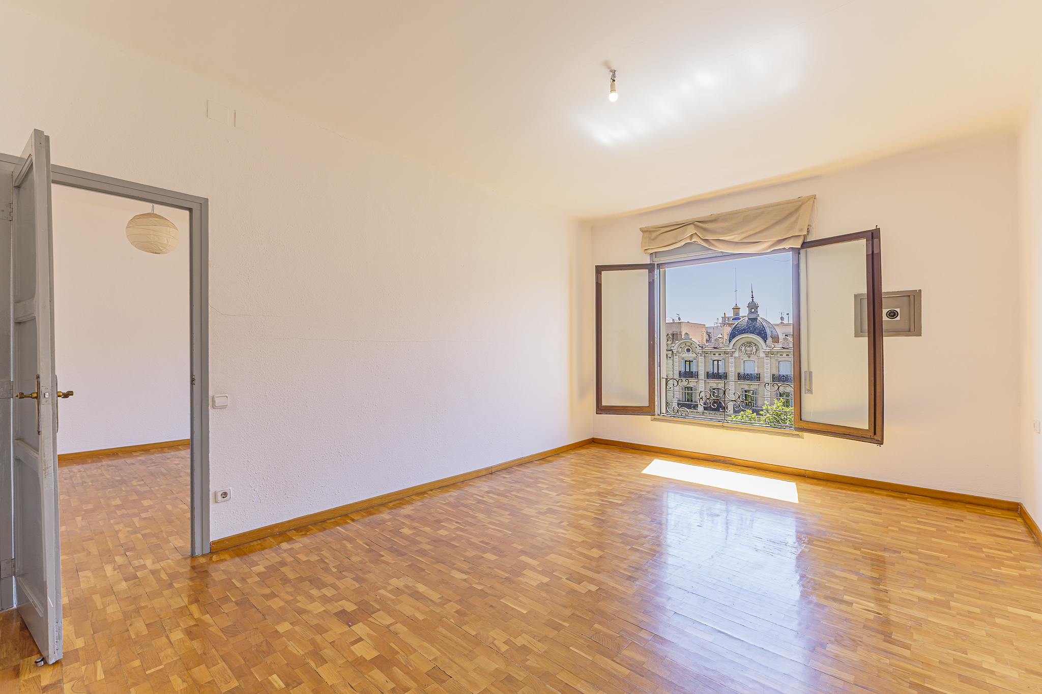 Exclusivo piso alto en finca regia en Eixample