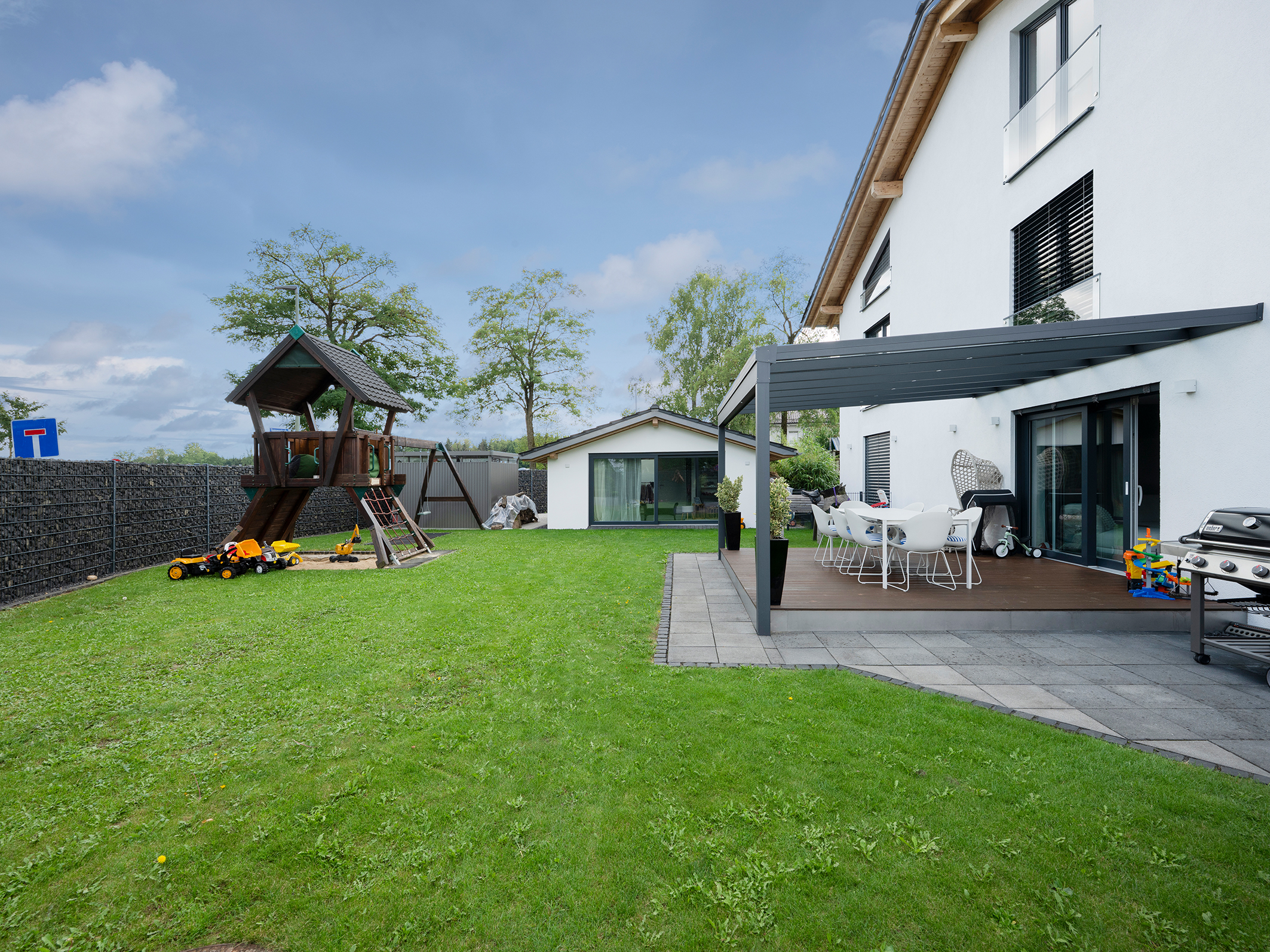 Flexible living concept: 3 residential units & studio - live, work, rent out