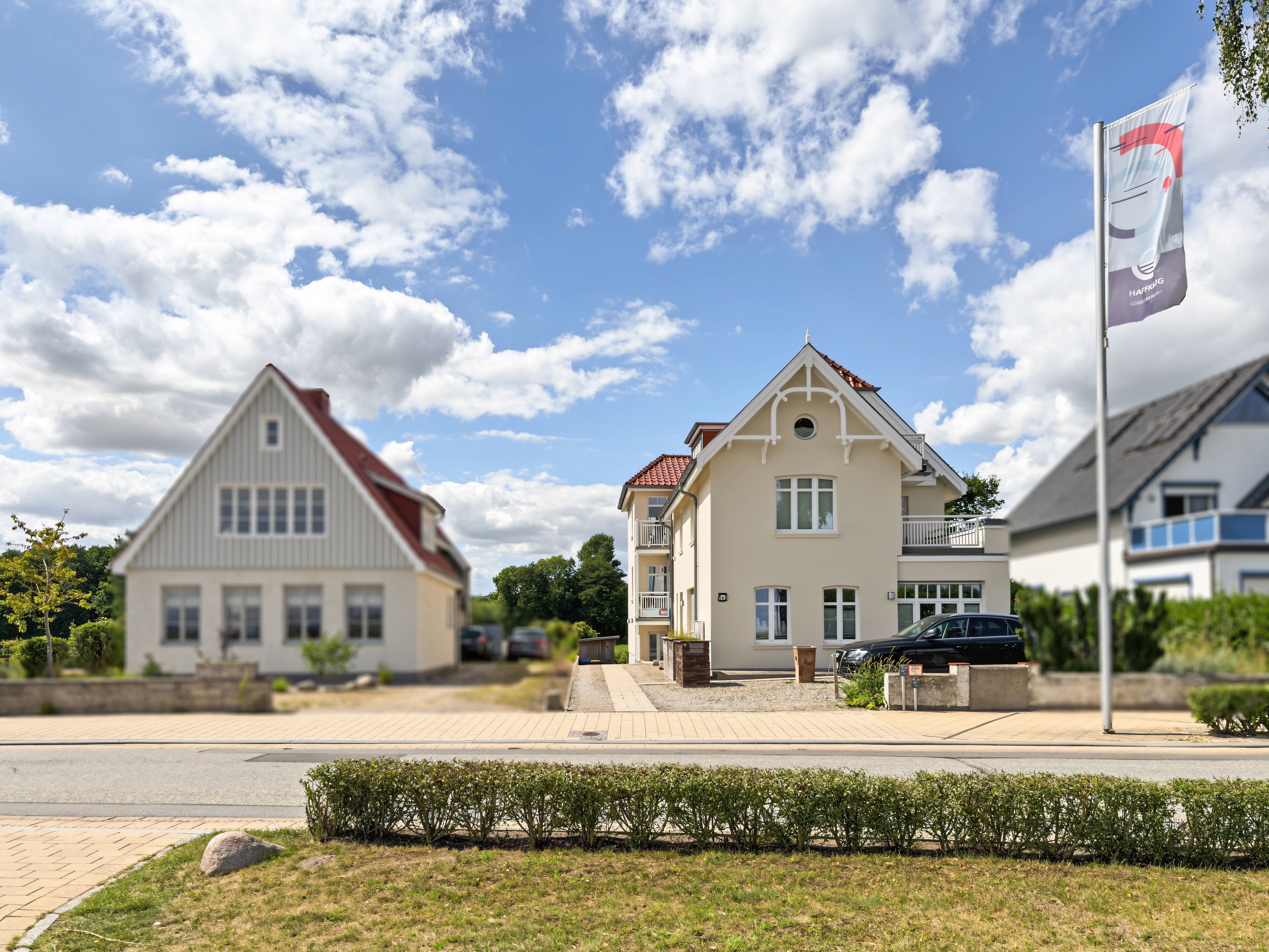 Scharbeutz-Haffkrug: Stilvolles Design - Apartment mit Wintergarten, XXL-Terrasse und Stellplatz in 1A-Strandlage