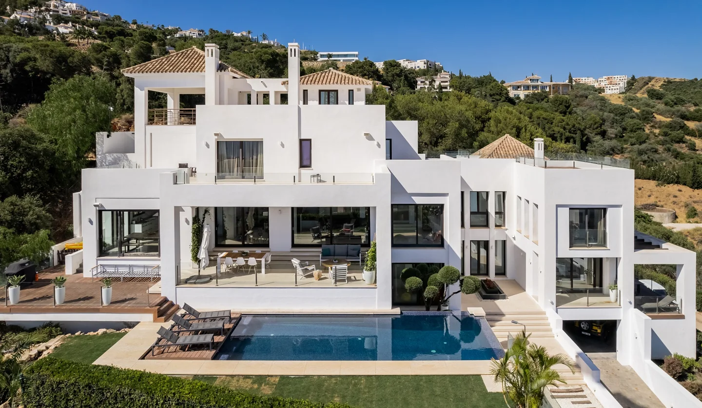 Los Altos de Los Monteros: Moderne Villa mit Panoramablick aufs Meer