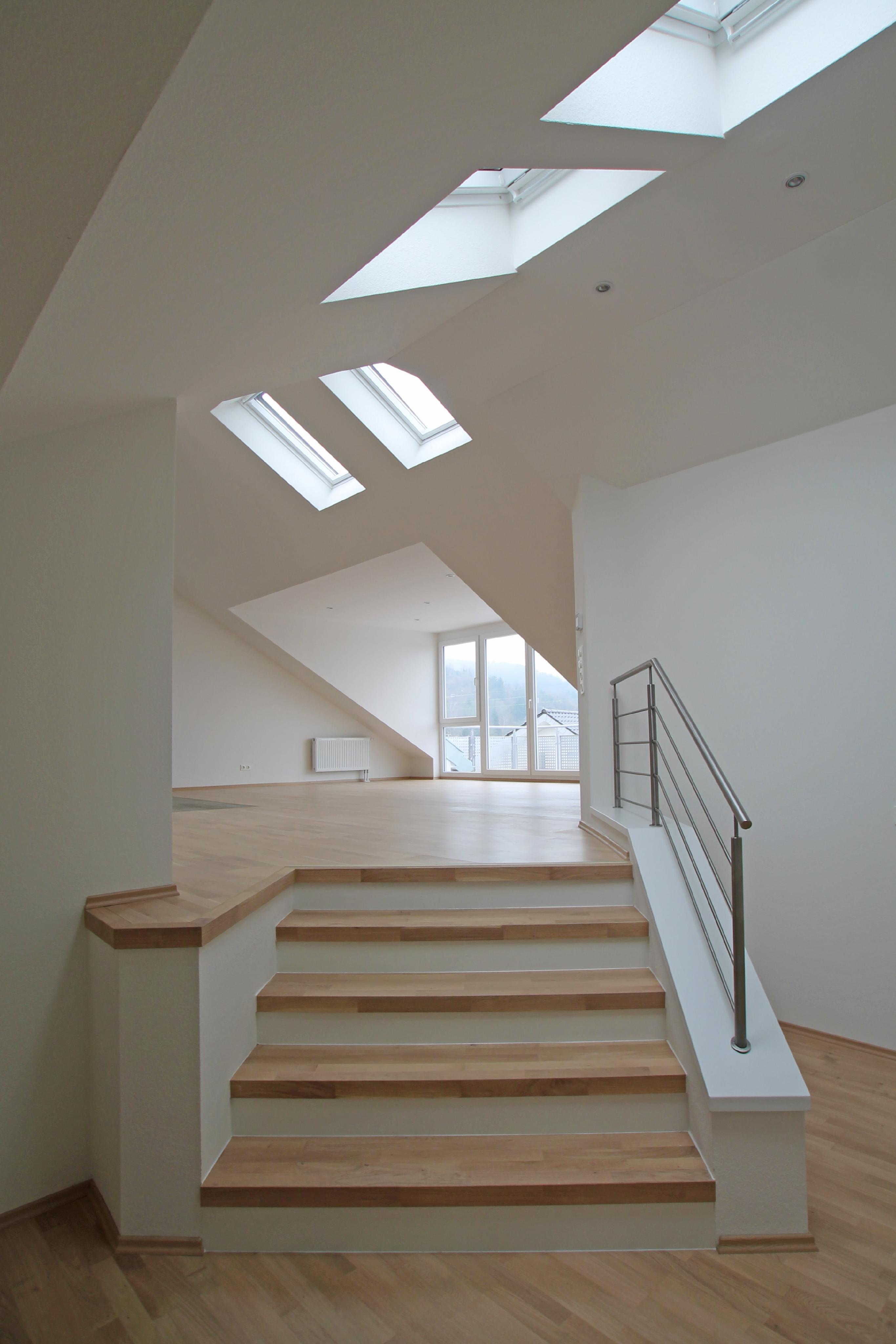 Moderne Dachgeschosswohnung mit offener Wohnküche und Südbalkon