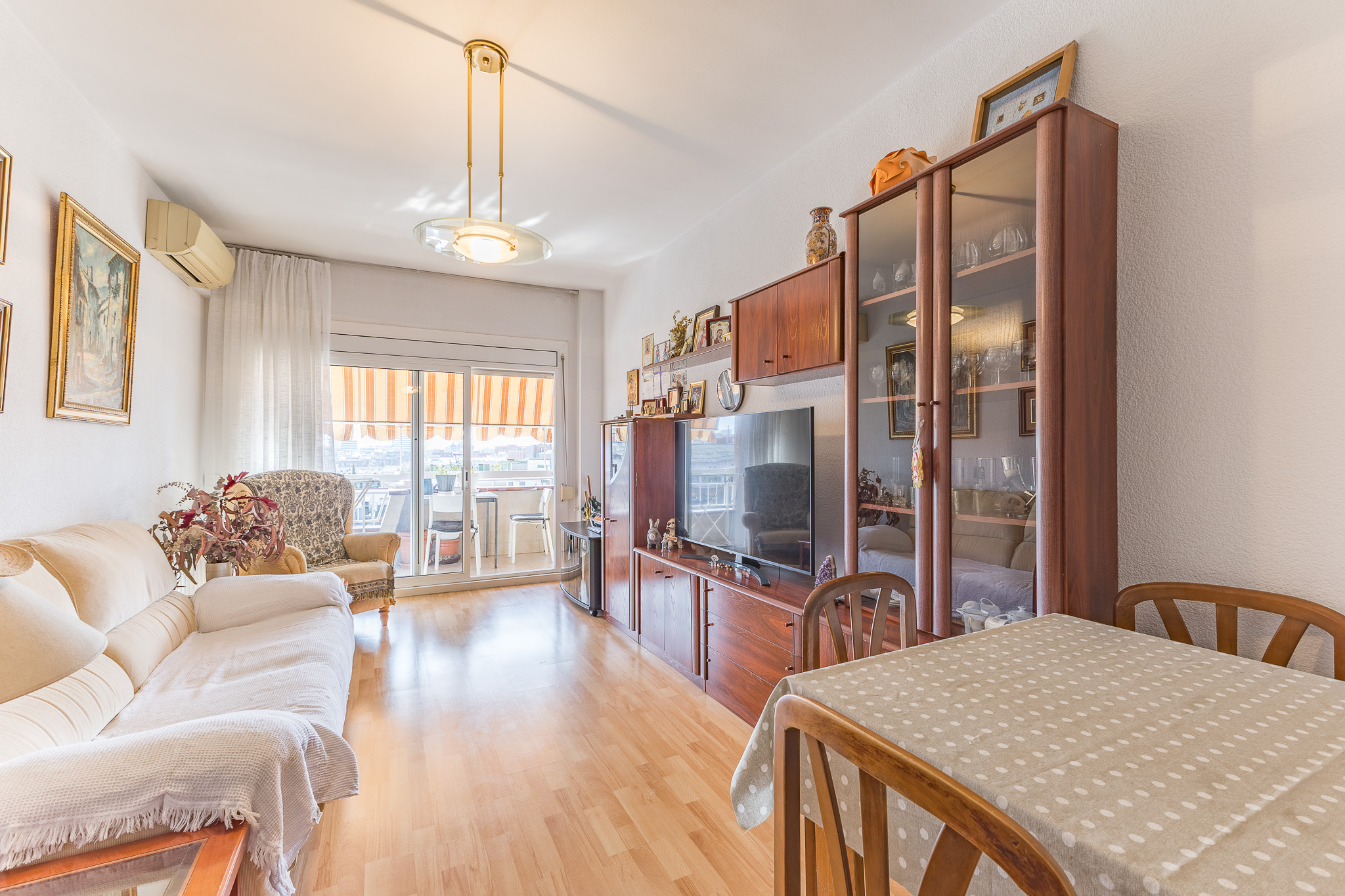 Spacious, bright apartment with potential for a luxurious renovation
