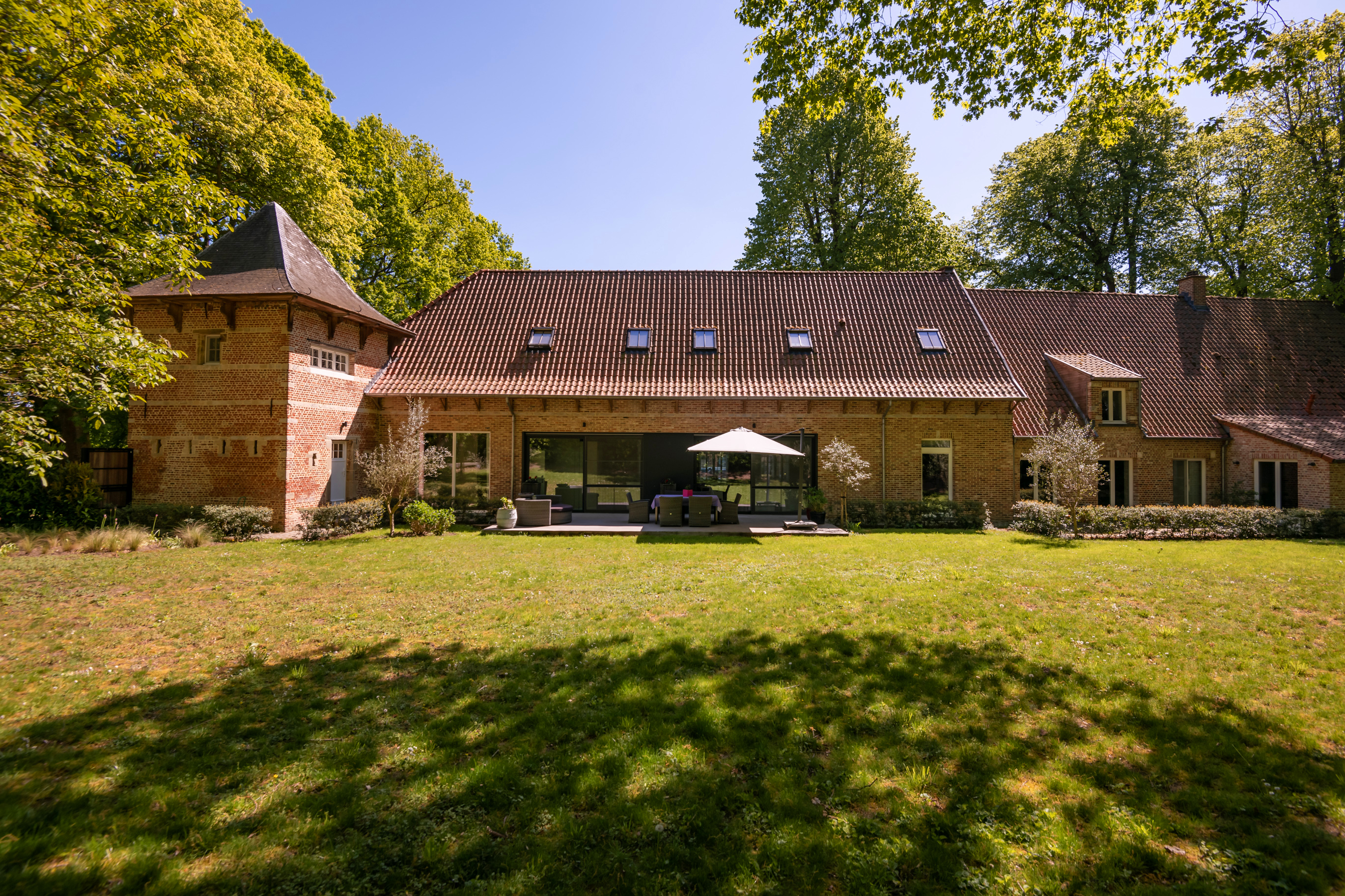 Historische kasteelhoeve in het park van Kasteel Wissekerke