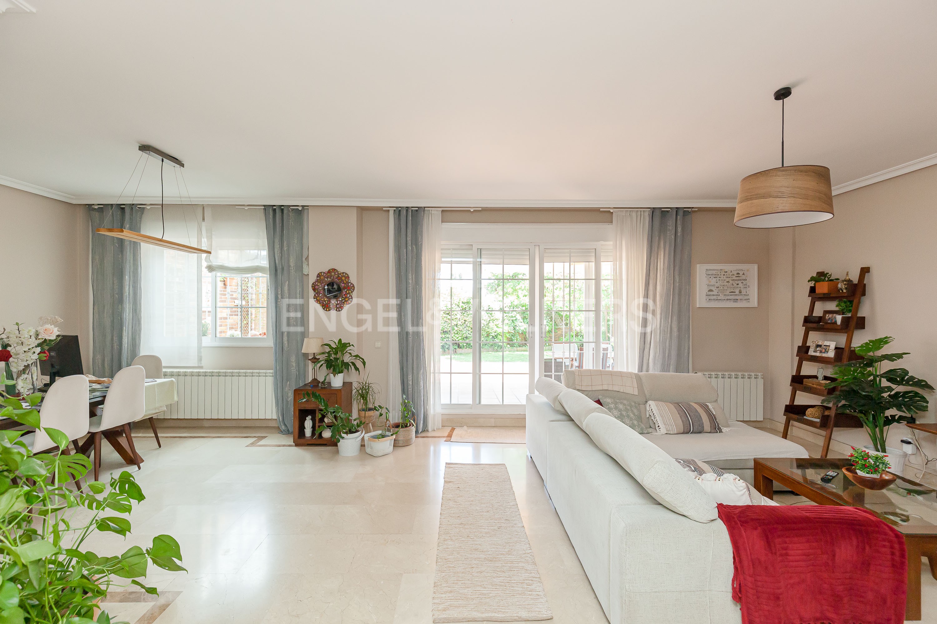 Elegant Semi-Detached Villa with Private Garden and Swimming Pool in Majadahonda