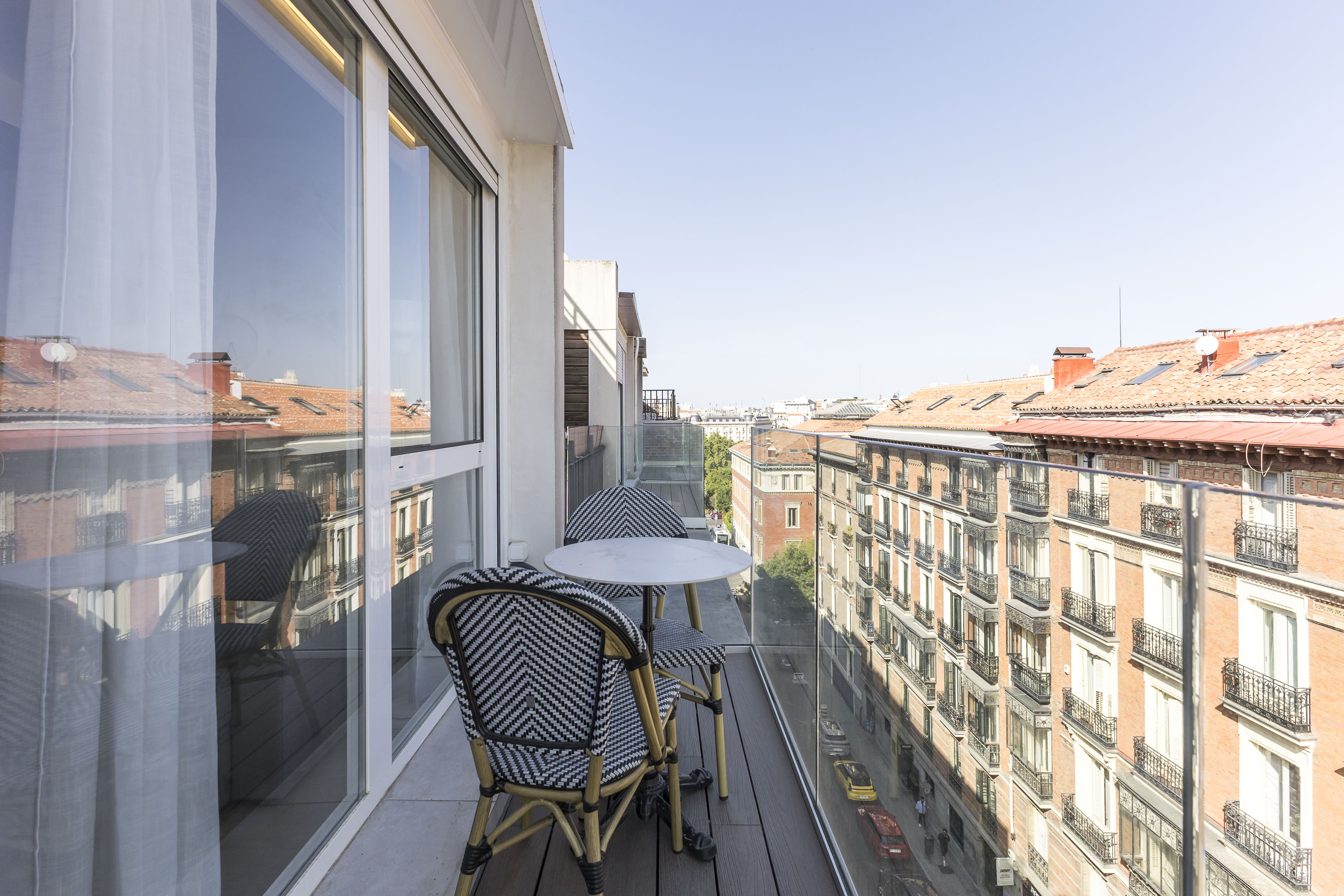 Spectacular newly renovated studio apartment with terrace and views of Retiro Park