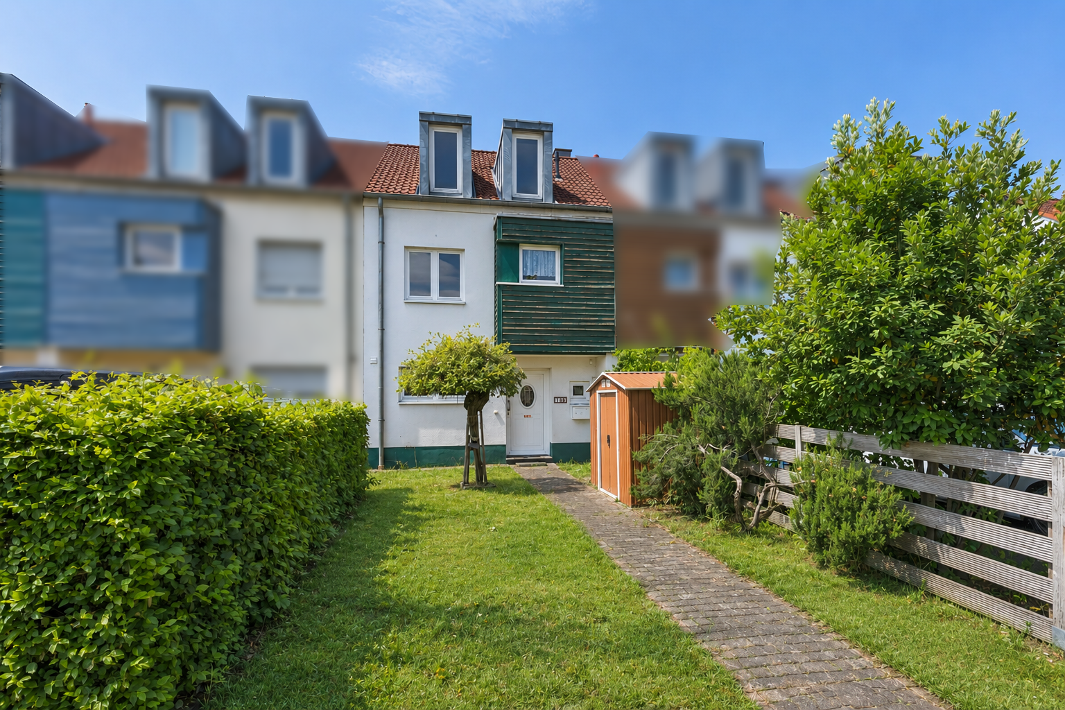 Quiet residential area with good transport links – terraced house in Cologne-Meschenich