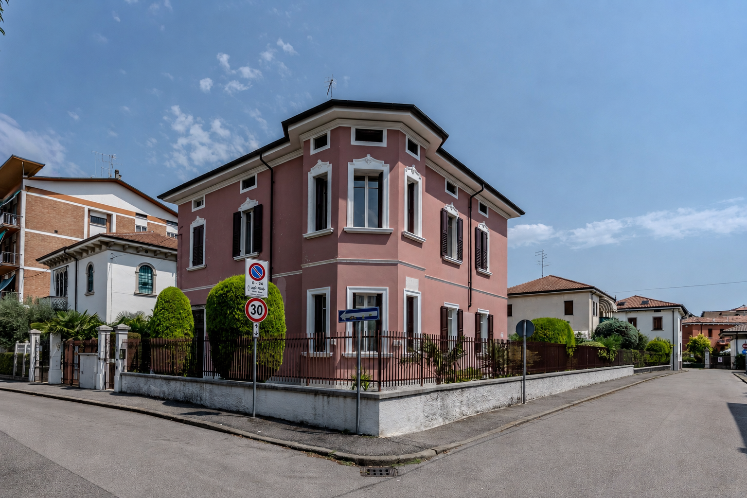 Prestigious Art Nouveau villa with green space