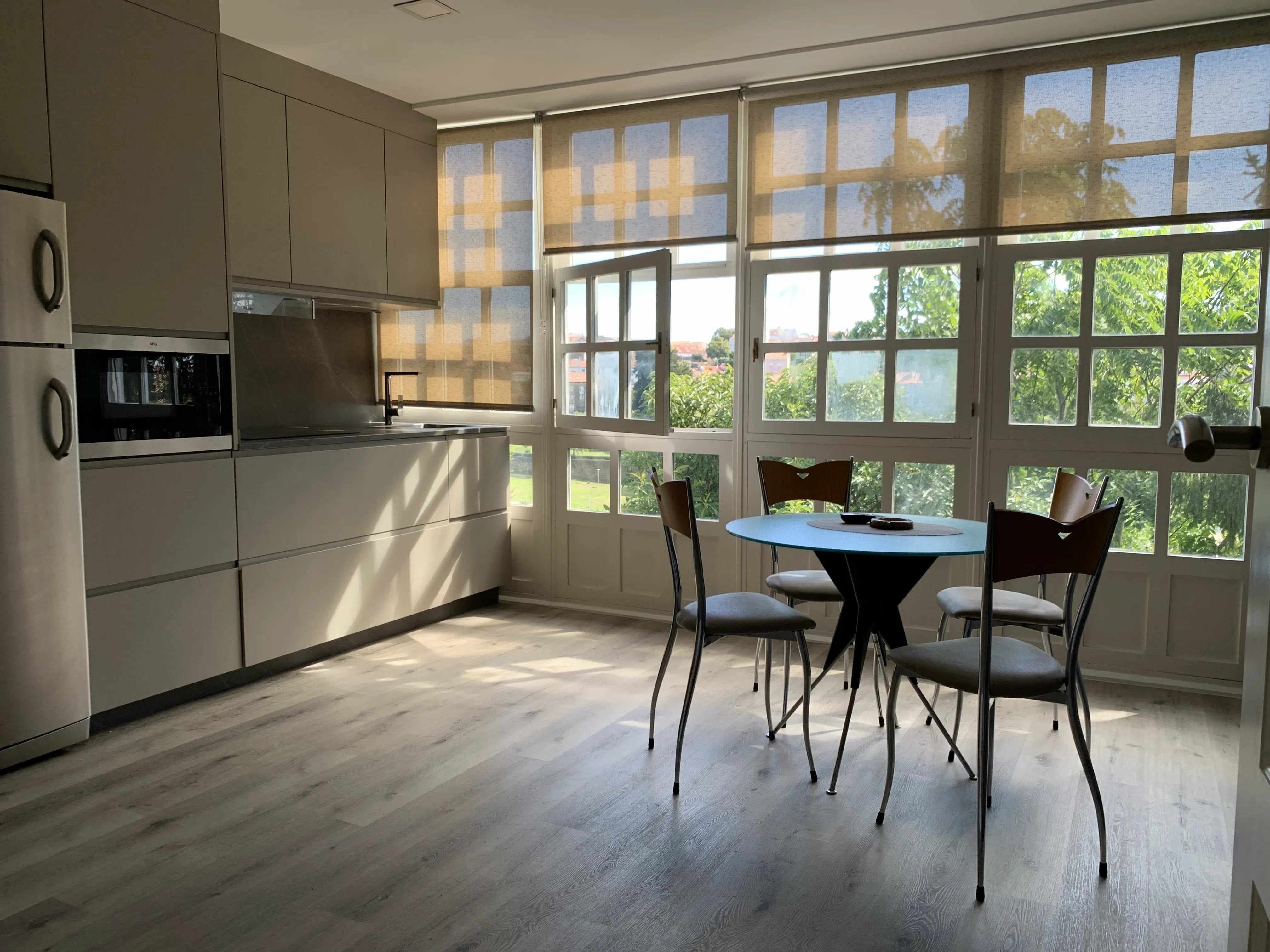 E&V sells a bright, stylish and charming 3-bedroom apartment, move-in ready, in Virxen da Cerca, Santiago.