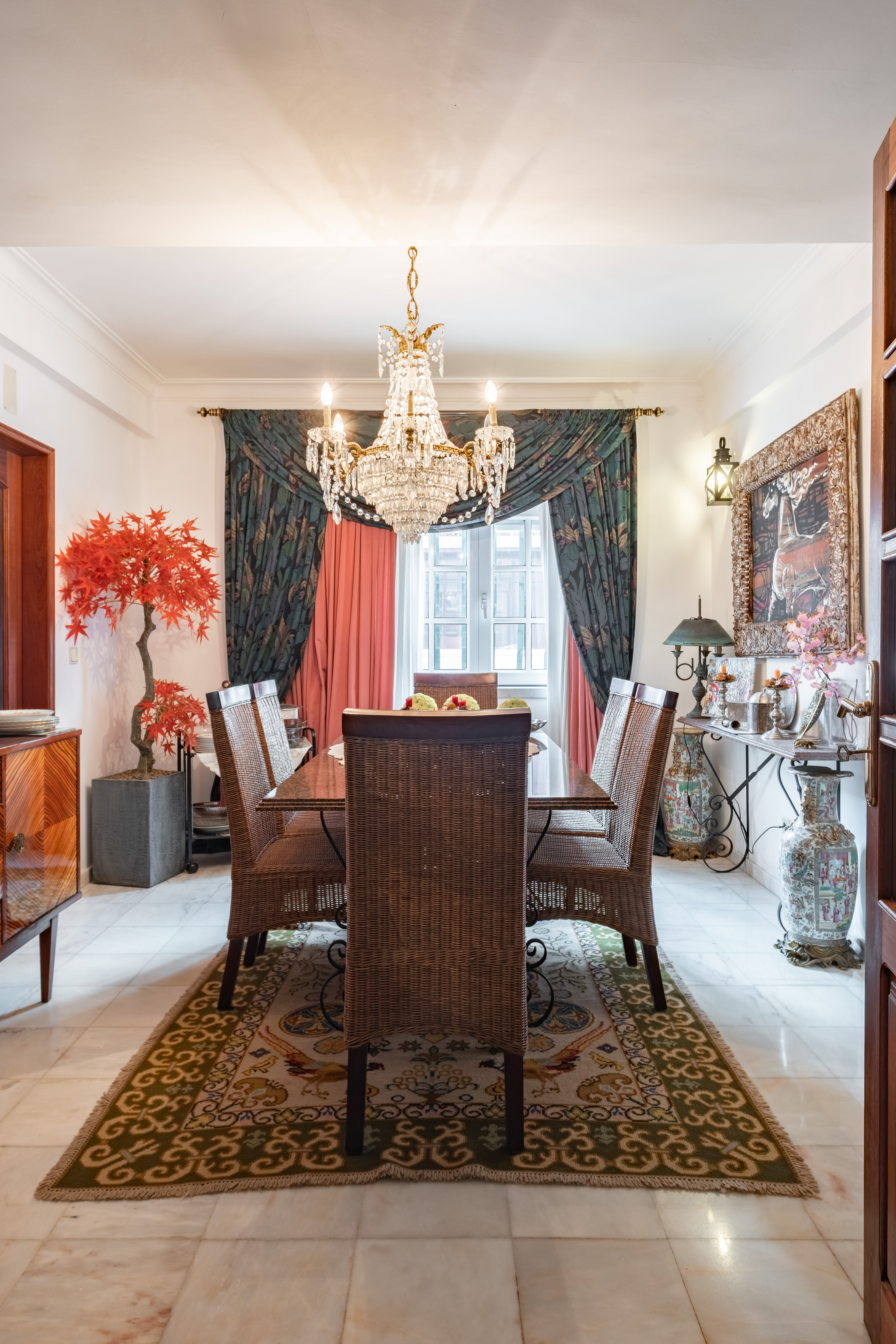 Elegante Moradia T4 com Jardim Privativo no Bairro da Encarnação