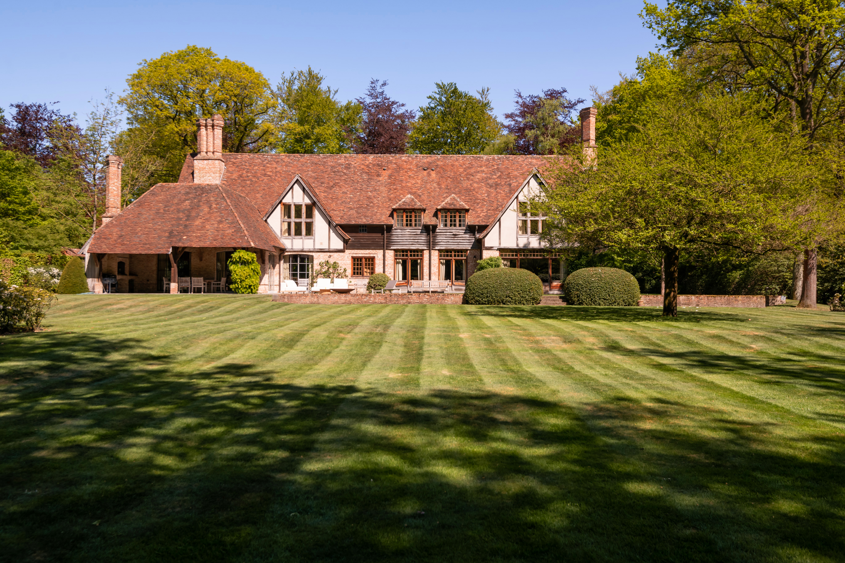 Prachtige villa in het groen met 5 slpkmrs op ca. 7000m².
