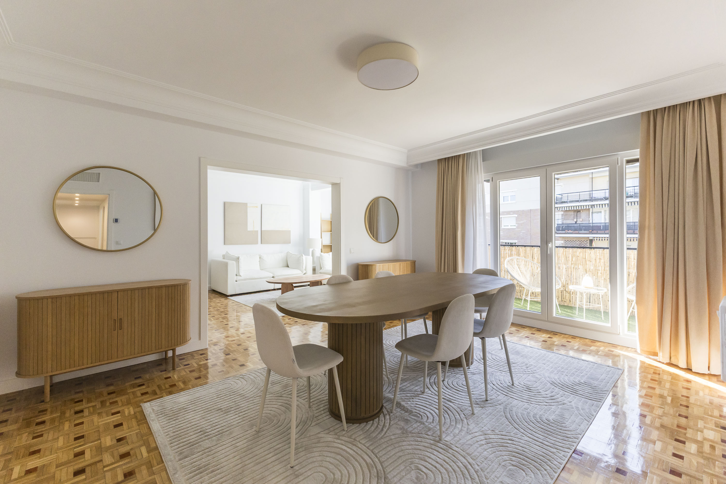 Fantastic 4-bedroom apartment with staff quarters and terrace in Chamartín. Parking included