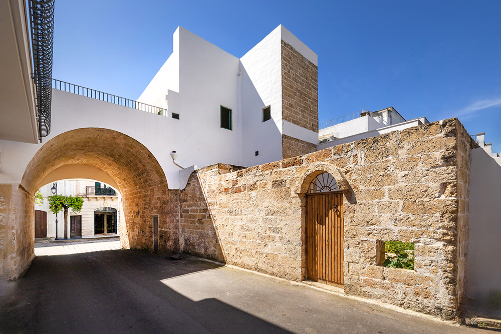 Renoviertes Haus mit Terrasse auf historischem Bogen und Garten
