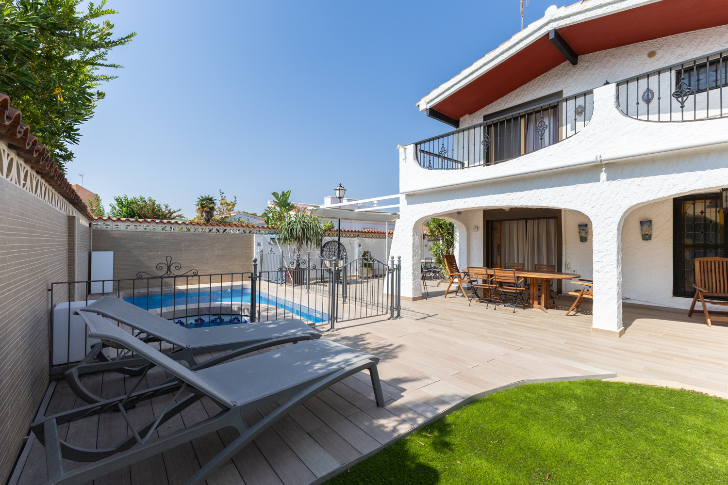 Bright chalet near the beach