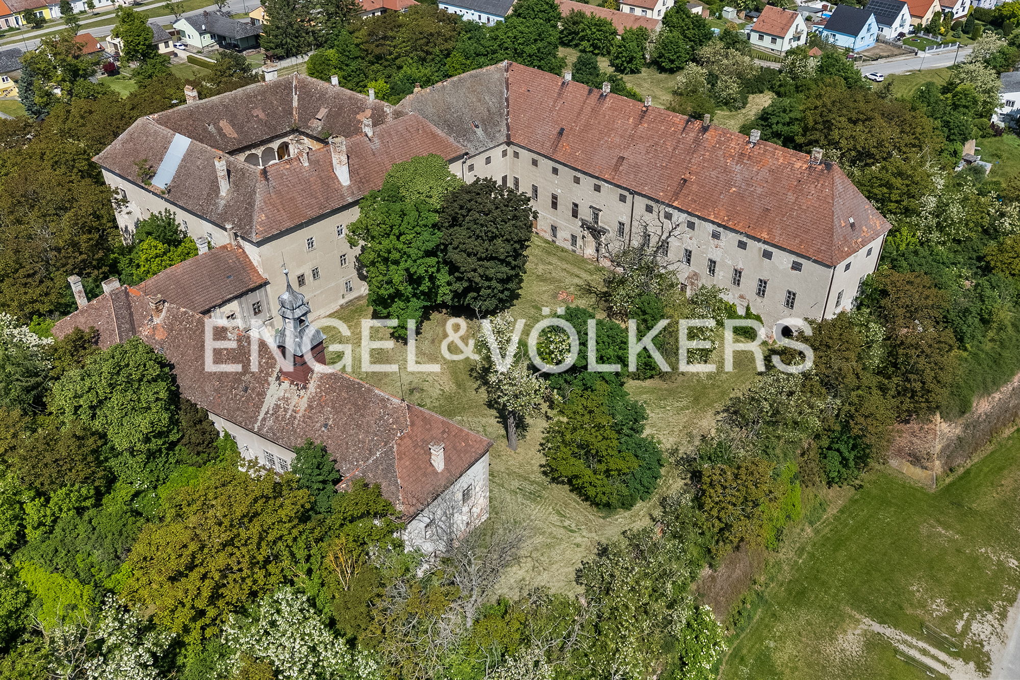 Historisches Renaissanceschloss mit Potenzial - der perfekte Ort um Träume wahr werden zu lassen