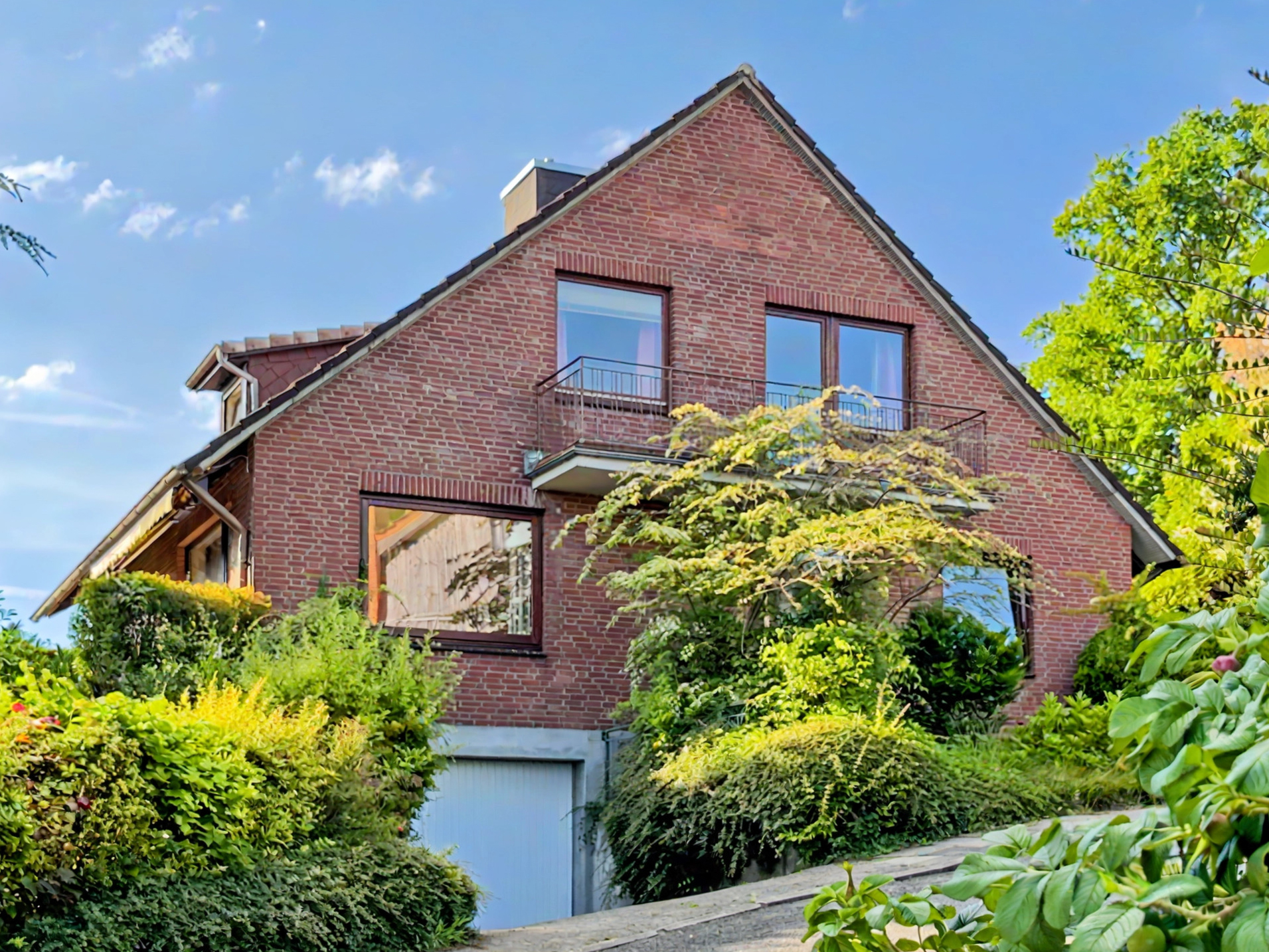 Zwischen den Seen: Großzügiges Haus mit Garten, Garage und Vollkeller