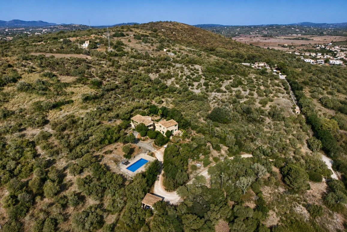 Rustic finca with panoramic views and plenty of privacy near Son Carrió