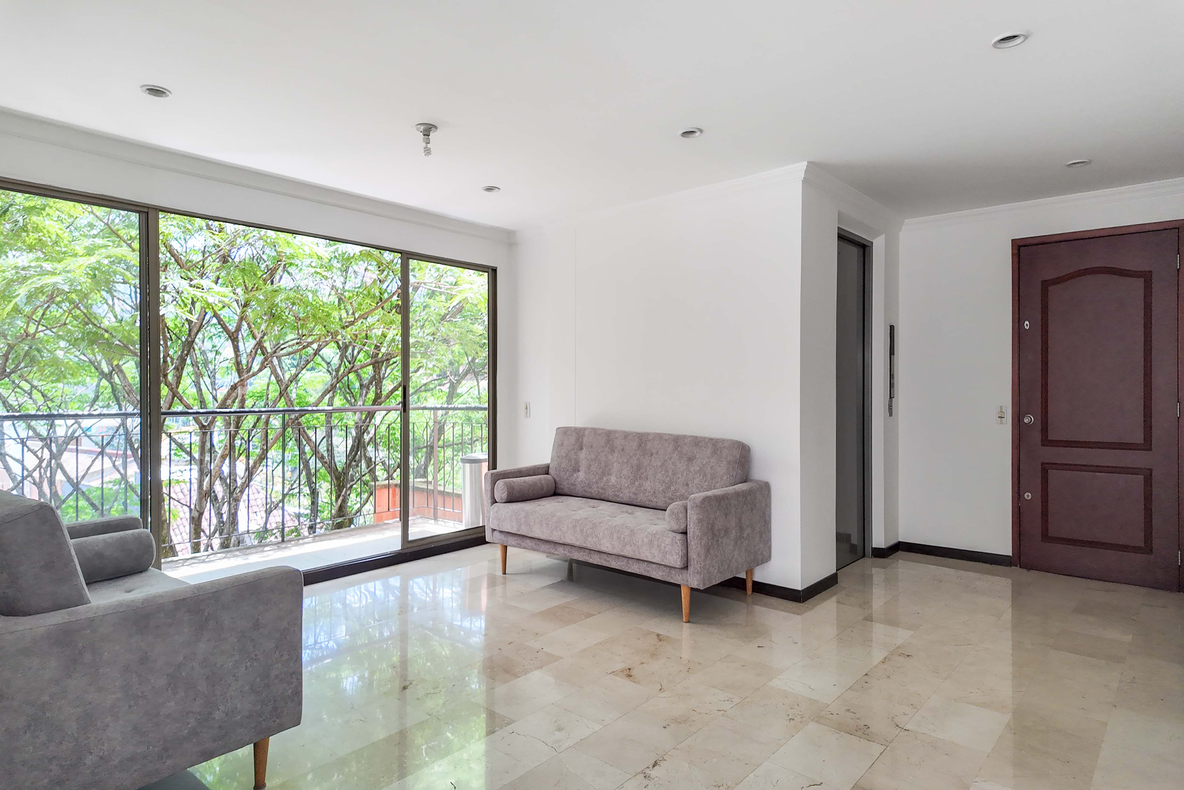 Apartamento con balcón para venta en Los Naranjos, El Poblado