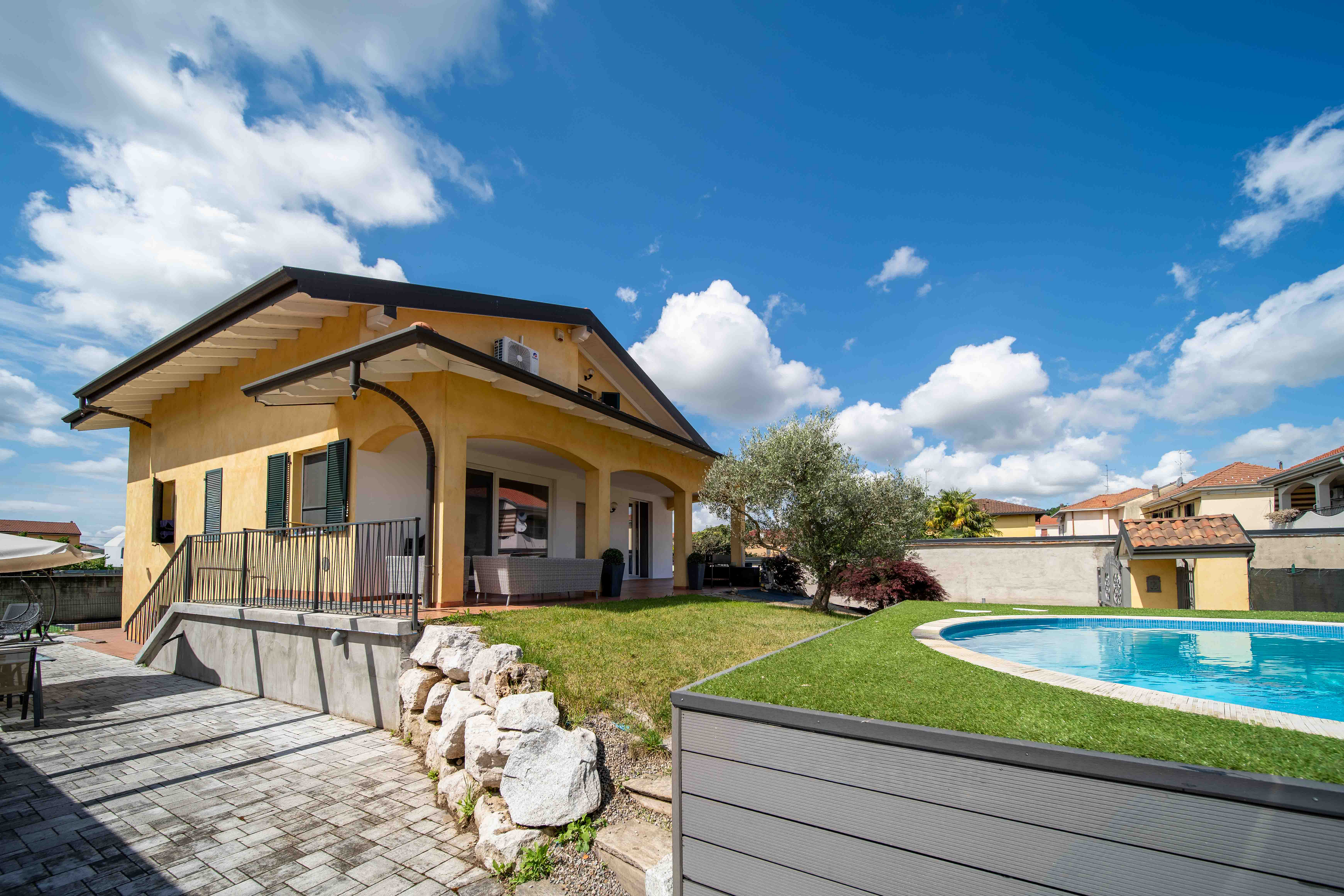 Raum, Komfort und Privatsphäre: Moderne Villa auf drei Ebenen