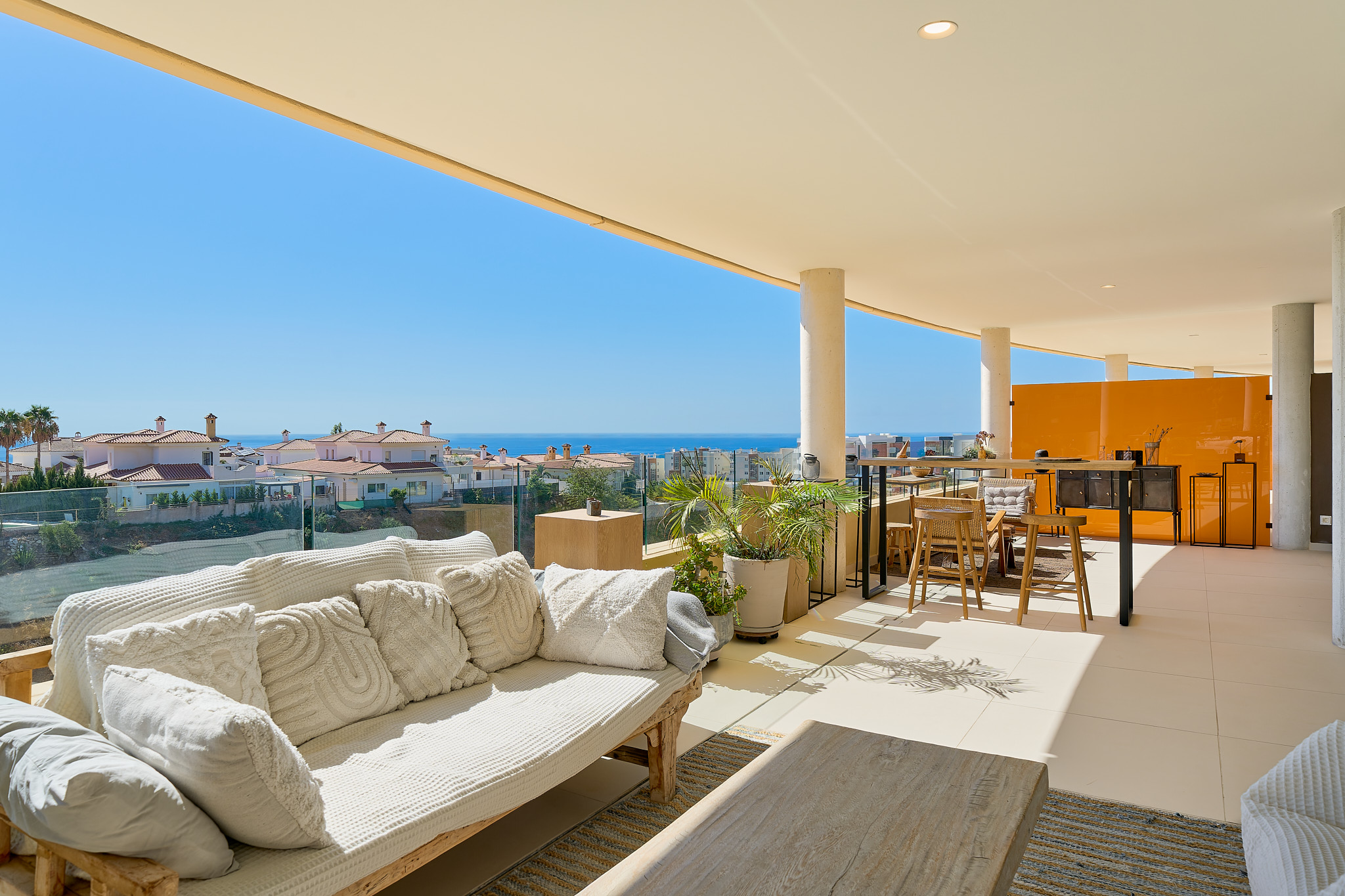 Three-bedroom apartment with a spectacular terrace and sea views at Higuerón Resort