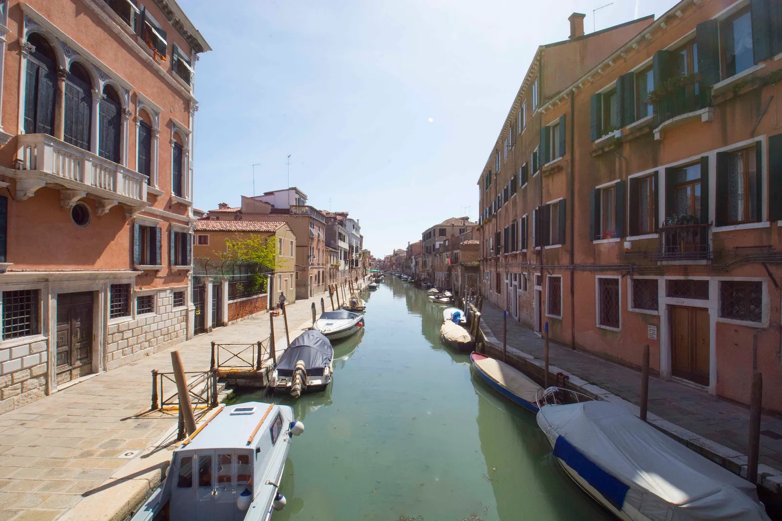 Elegant Venetian residence overlooking the canal